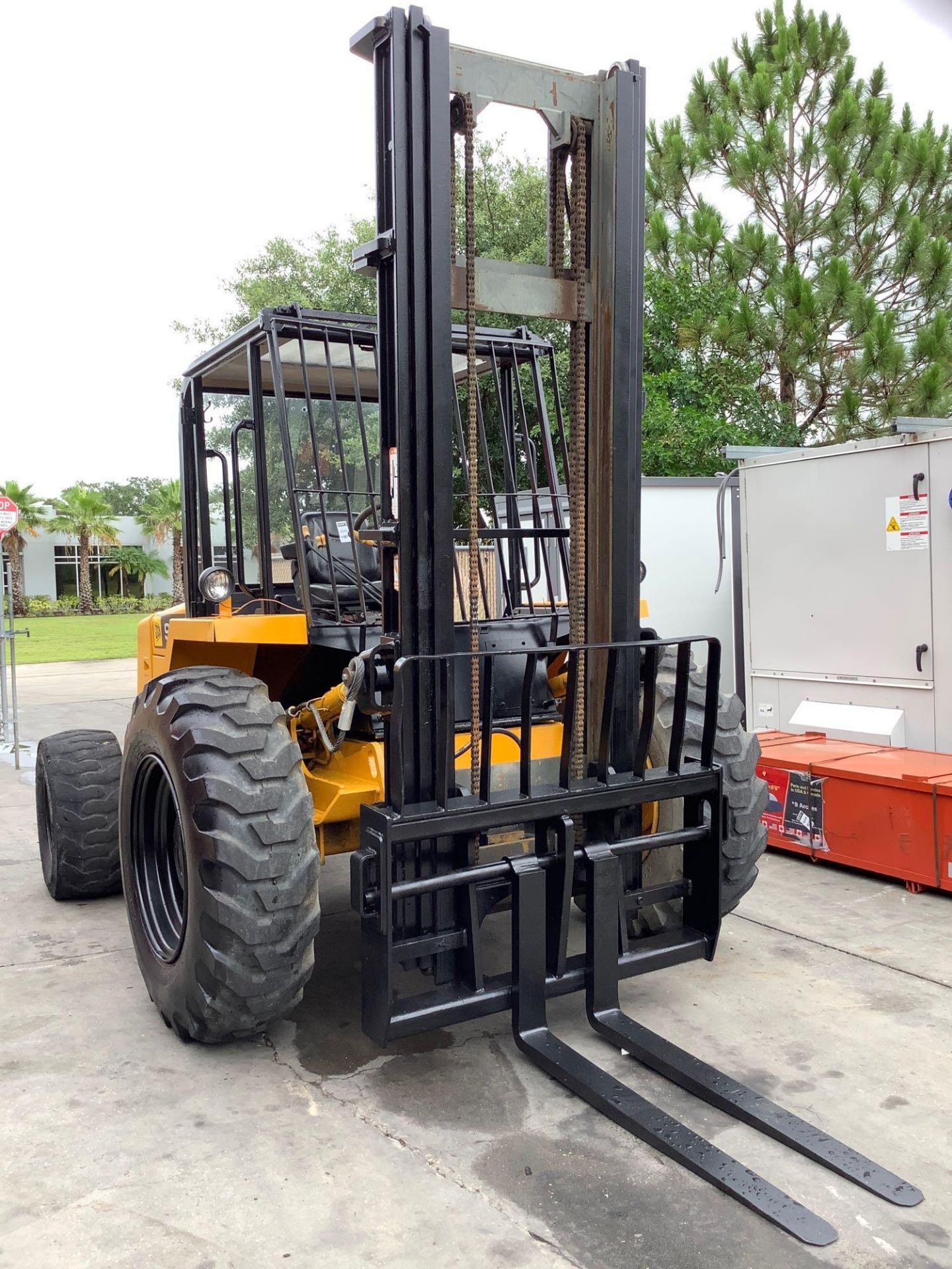 JCB 930 ROUGH TERRAIN FORKLIFT, 6,000 LB CAPACITY, DIESEL, TILT, SIDE SHIFT, RUNS AND OPERATES - Image 10 of 16