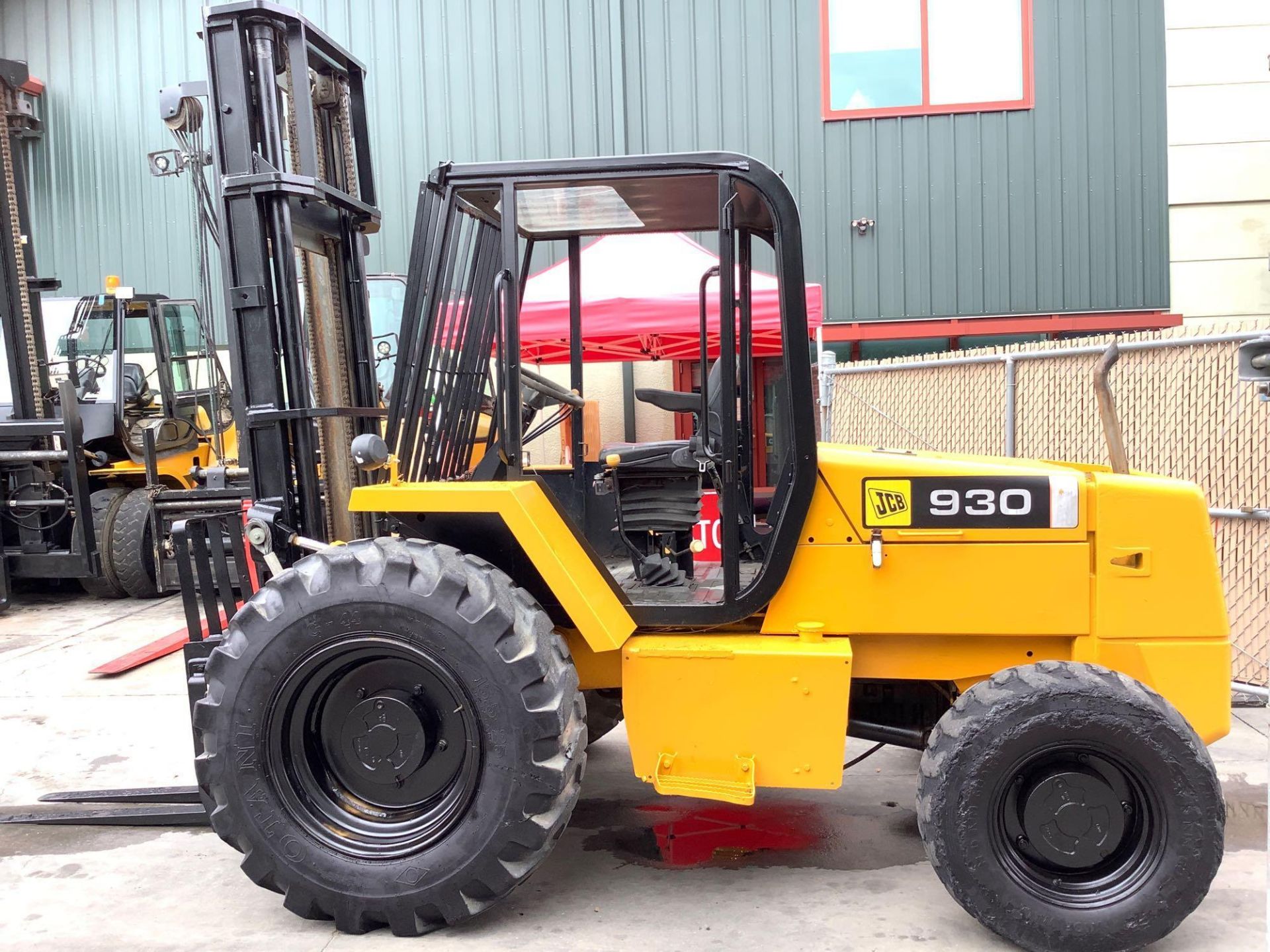 JCB 930 ROUGH TERRAIN FORKLIFT, 6,000 LB CAPACITY, DIESEL, TILT, SIDE SHIFT, RUNS AND OPERATES