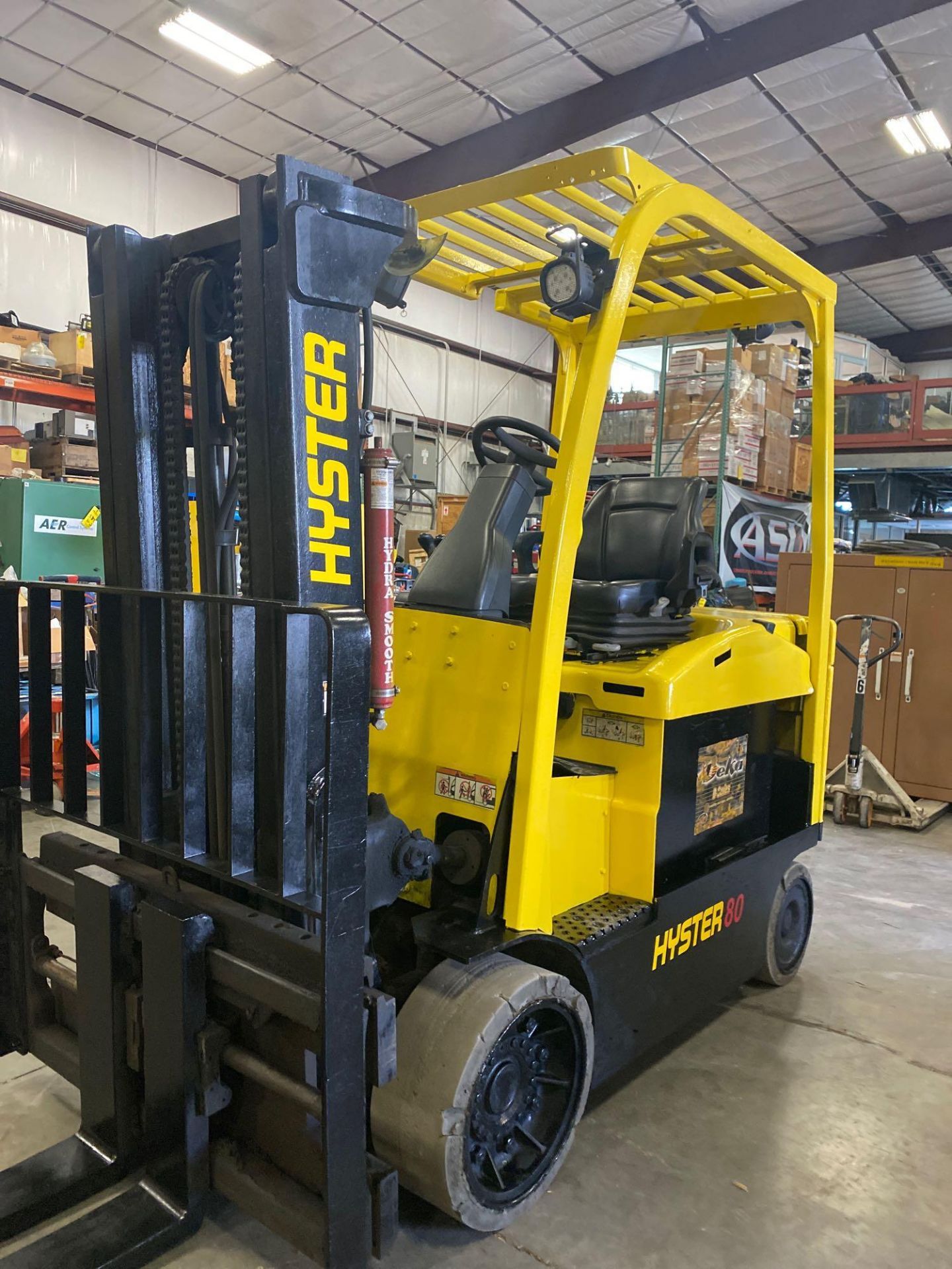 2014 HYSTER ELECTRIC FORKLIFT MODEL E80XN, 8,000 LB CAPACITY, 36V, TILT, SIDE SHIFT, 120" HEIGHT CAP - Image 4 of 9