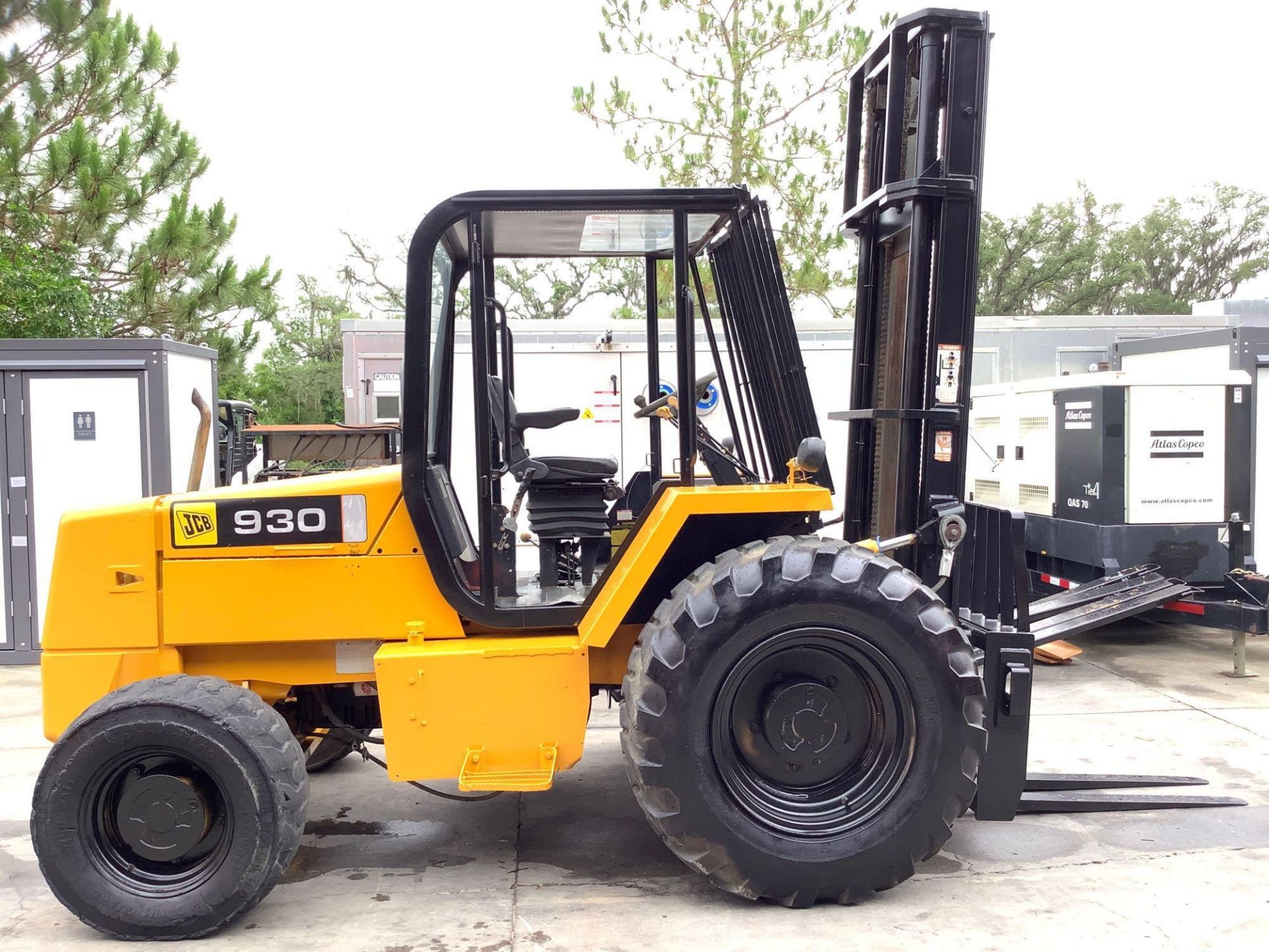 JCB 930 ROUGH TERRAIN FORKLIFT, 6,000 LB CAPACITY, DIESEL, TILT, SIDE SHIFT, RUNS AND OPERATES - Image 8 of 16