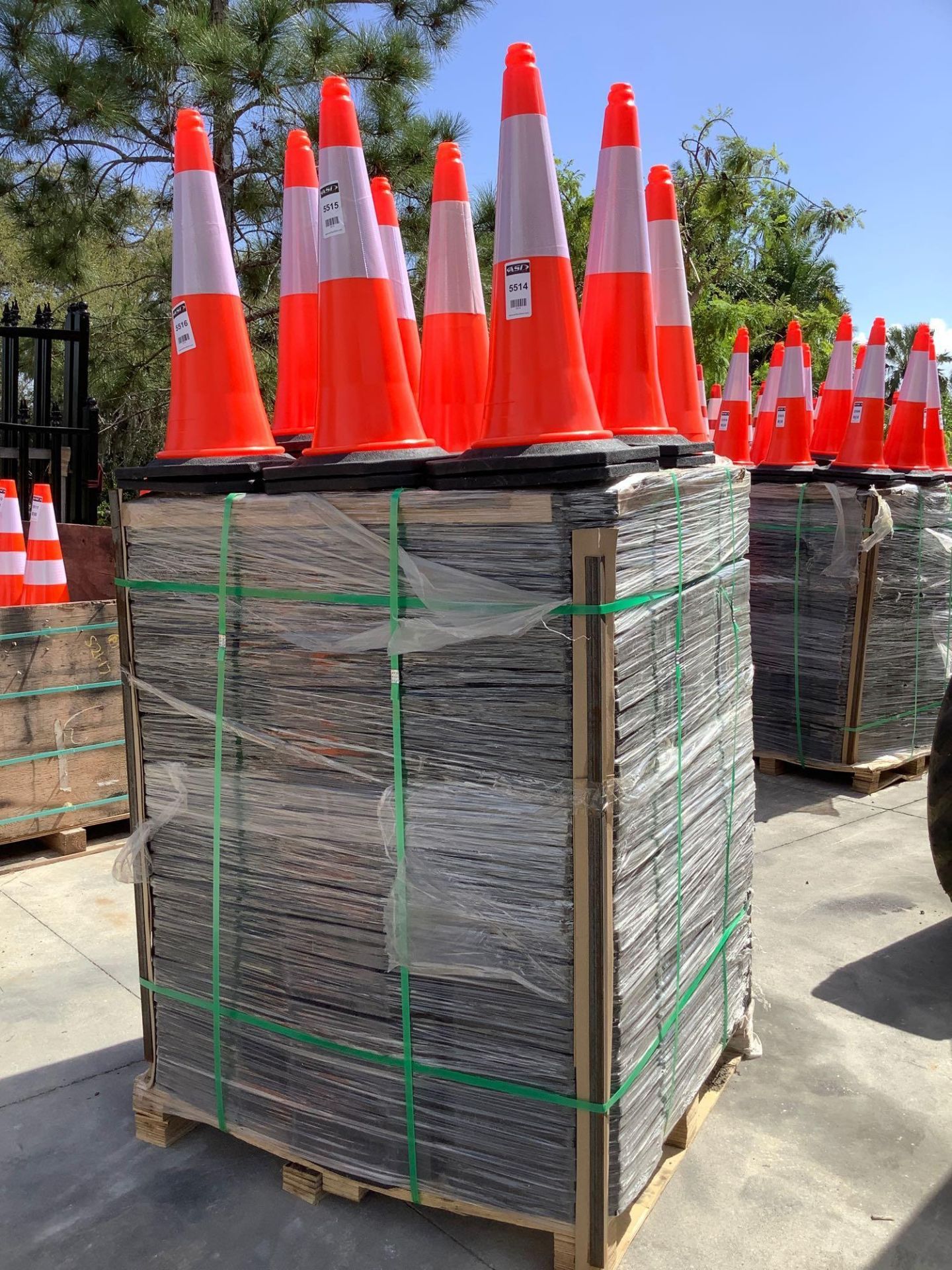 100 UNUSED PVC SAFETY TRAFFIC HIGHWAY CONES APPROX 28IN - Image 2 of 2