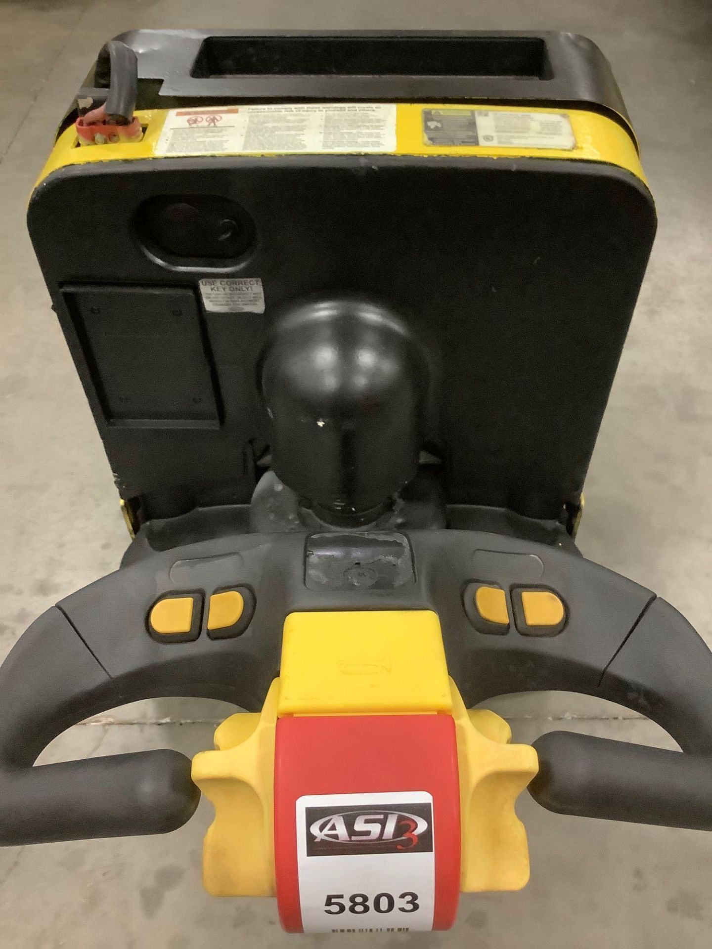 HYSTER PALLET JACK MODEL W40Z, ELECTRIC, APPROX 24 VOLTS, APPROX MAX CAPACITY 4000LBS, RUNS AND OPER - Image 9 of 10