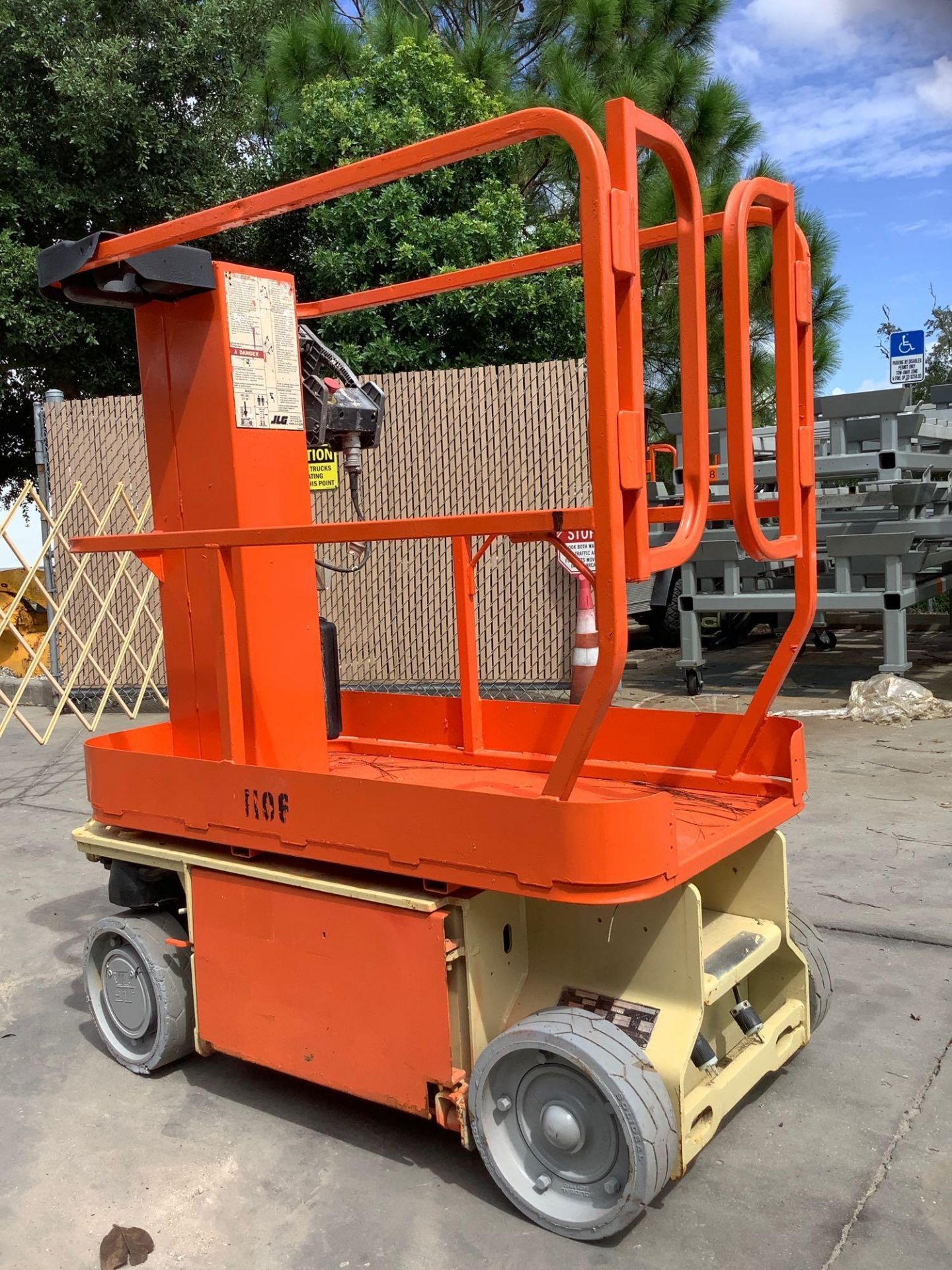 2010 JLG MANLIFT MODEL 1230, ELECTRIC, APPROX MAX PLATFORM HEIGHT 12FT, NON MARKING TIRES, BUILT IN - Image 3 of 14