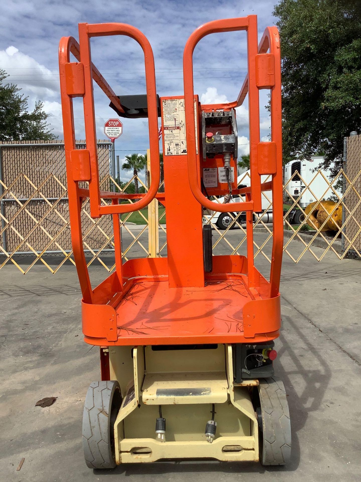 2010 JLG MANLIFT MODEL 1230, ELECTRIC, APPROX MAX PLATFORM HEIGHT 12FT, NON MARKING TIRES, BUILT IN - Image 10 of 14