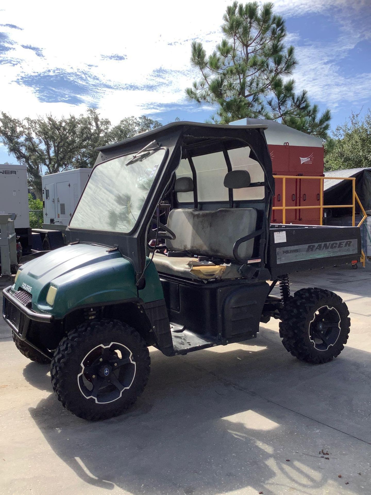 POLARIS RANGER 4x4, GAS POWERED, AWD, HITCH ON BACK, MANUAL DUMP BED, WINDSHIELD WIPER, RUNS AND OPE - Image 2 of 14