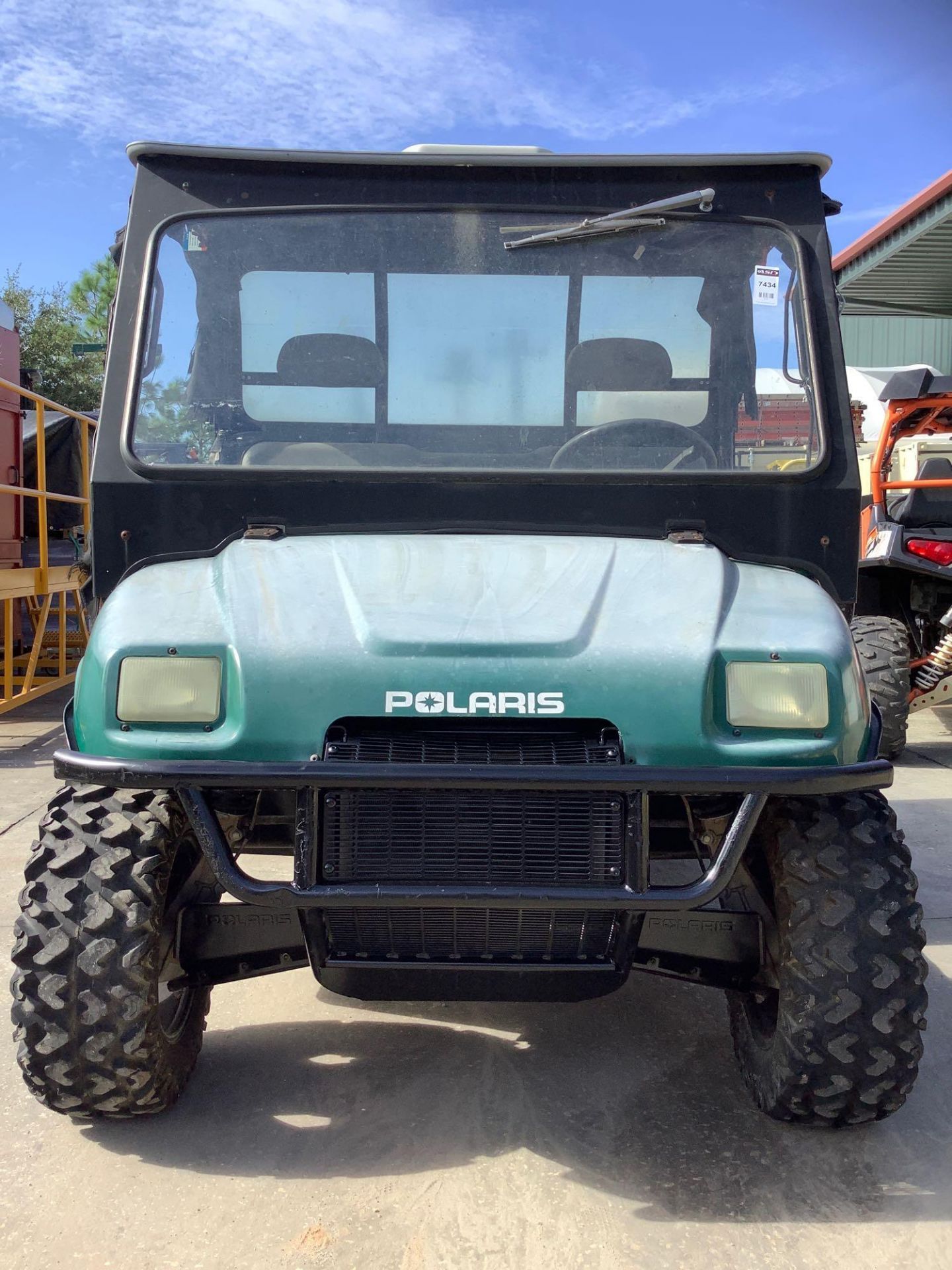 POLARIS RANGER 4x4, GAS POWERED, AWD, HITCH ON BACK, MANUAL DUMP BED, WINDSHIELD WIPER, RUNS AND OPE - Image 9 of 14