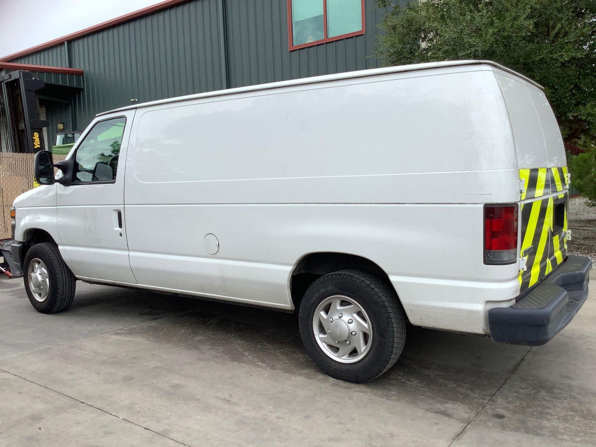 2010 FORD E-SERIES E-150 CARGO VAN, AUTOMATIC, RWD, APPROX GVWR 8520 LBS, STANDARD AC/HEAT AIR CONDI - Image 10 of 27