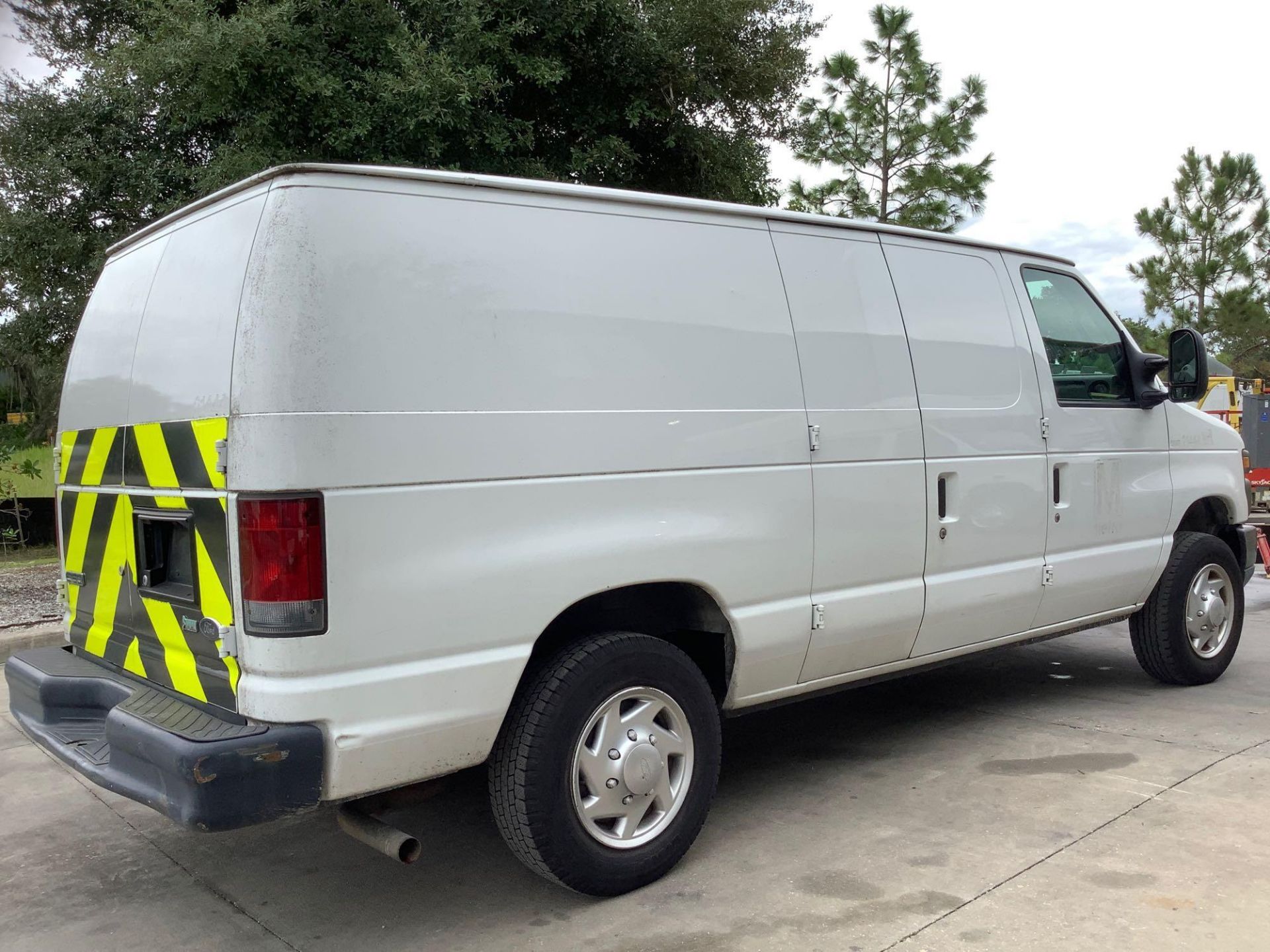 2010 FORD E-SERIES E-150 CARGO VAN, AUTOMATIC, RWD, APPROX GVWR 8520 LBS, STANDARD AC/HEAT AIR CONDI - Image 6 of 27