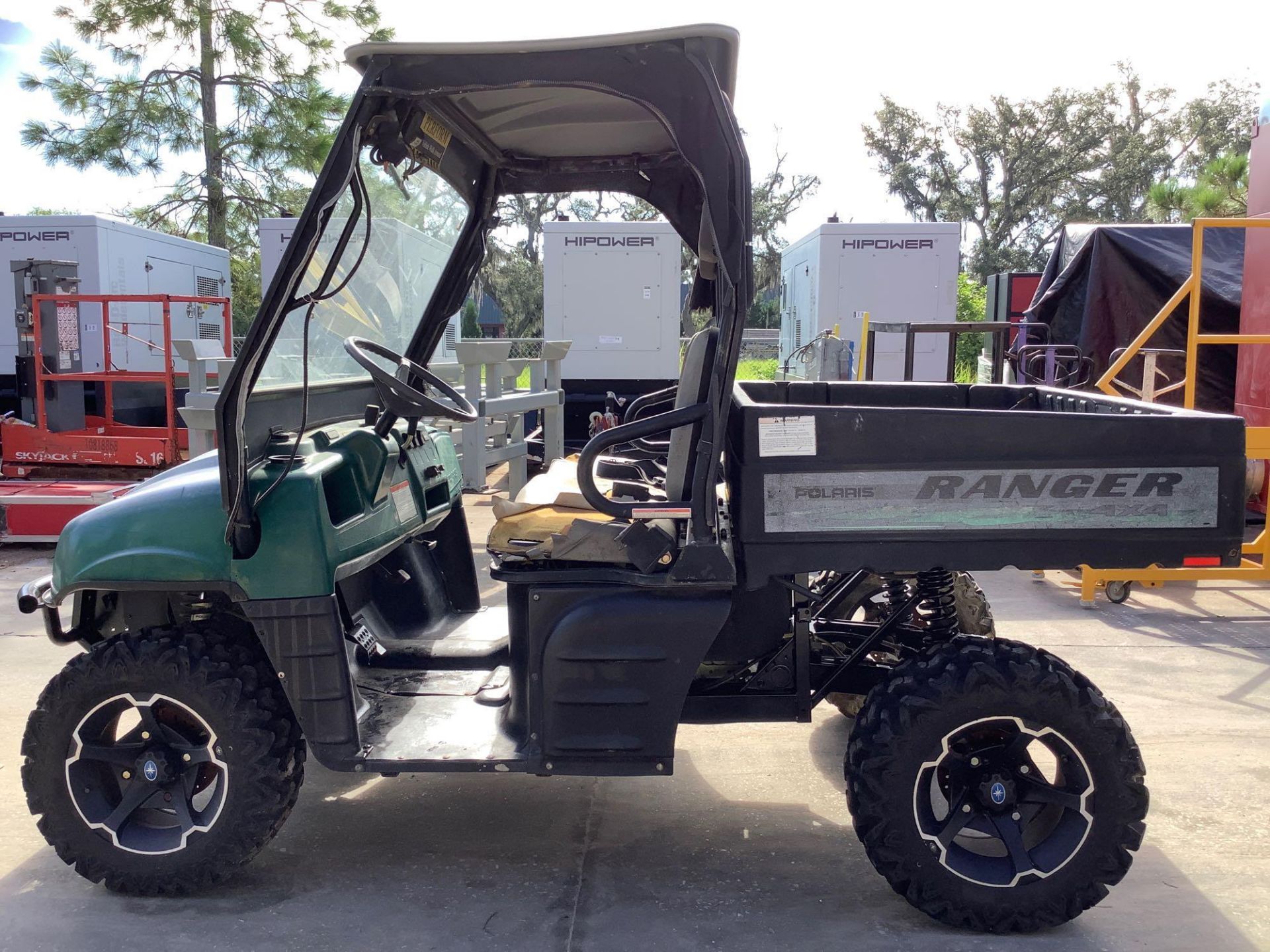POLARIS RANGER 4x4, GAS POWERED, AWD, HITCH ON BACK, MANUAL DUMP BED, WINDSHIELD WIPER, RUNS AND OPE - Image 3 of 14