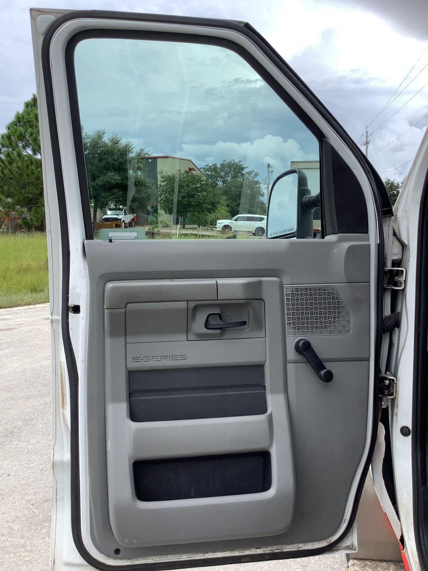 2014 FORD ECONOLINE E-350 SUPER DUTY EXTENDED MOBILITY VAN , AUTOMATIC, ONE OWNER,  AC/ HEAT AIR CON - Image 17 of 35