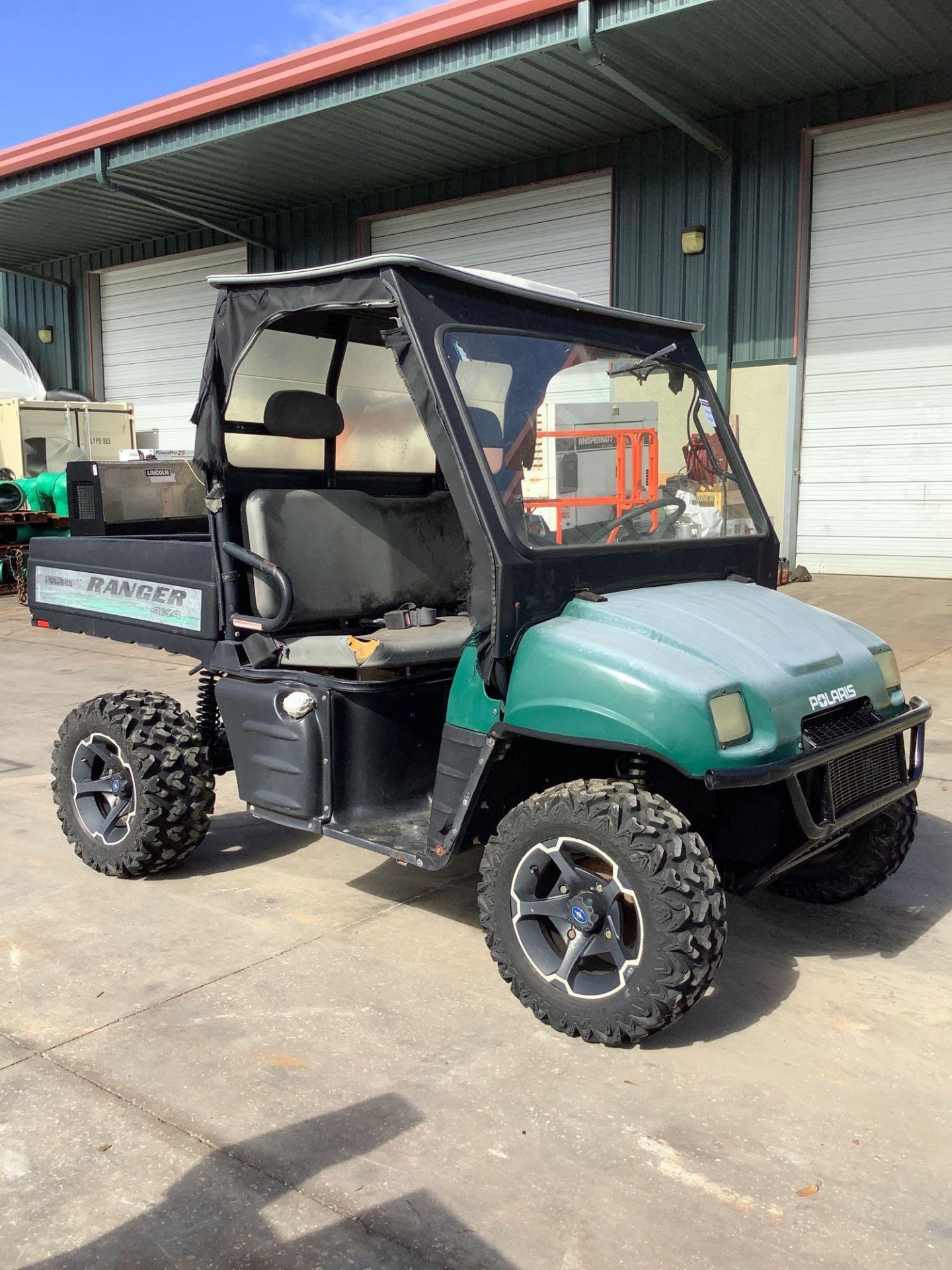 POLARIS RANGER 4x4, GAS POWERED, AWD, HITCH ON BACK, MANUAL DUMP BED, WINDSHIELD WIPER, RUNS AND OPE - Image 8 of 14