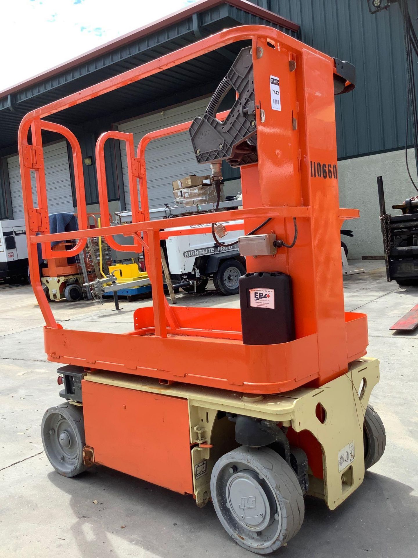 2010 JLG MANLIFT MODEL 1230, ELECTRIC, APPROX MAX PLATFORM HEIGHT 12FT, NON MARKING TIRES, BUILT IN - Image 7 of 14