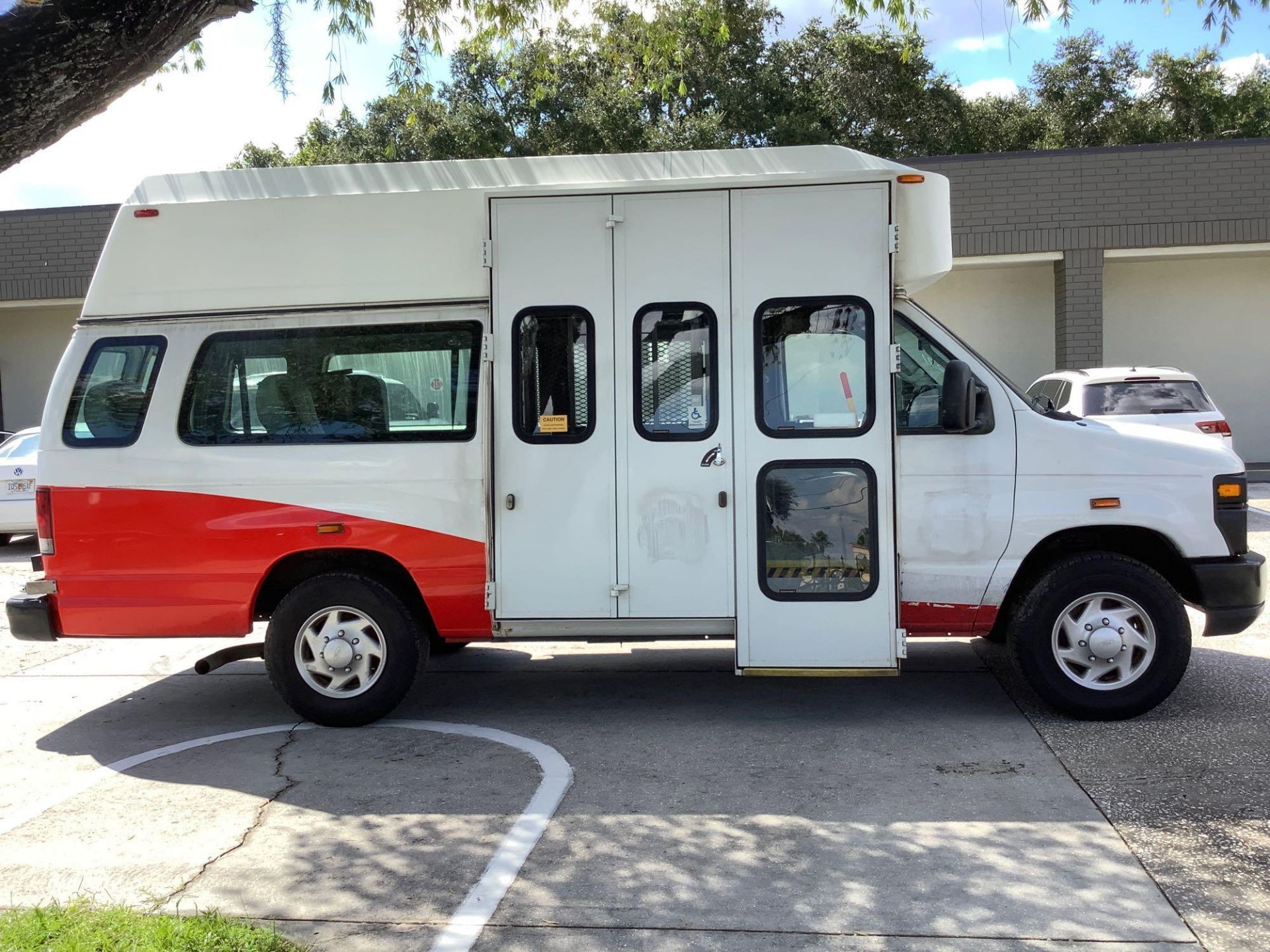 2014 FORD ECONOLINE E-350 SUPER DUTY EXTENDED MOBILITY VAN , AUTOMATIC, AC/ HEAT AIR CONDITION, BRAU - Image 8 of 34