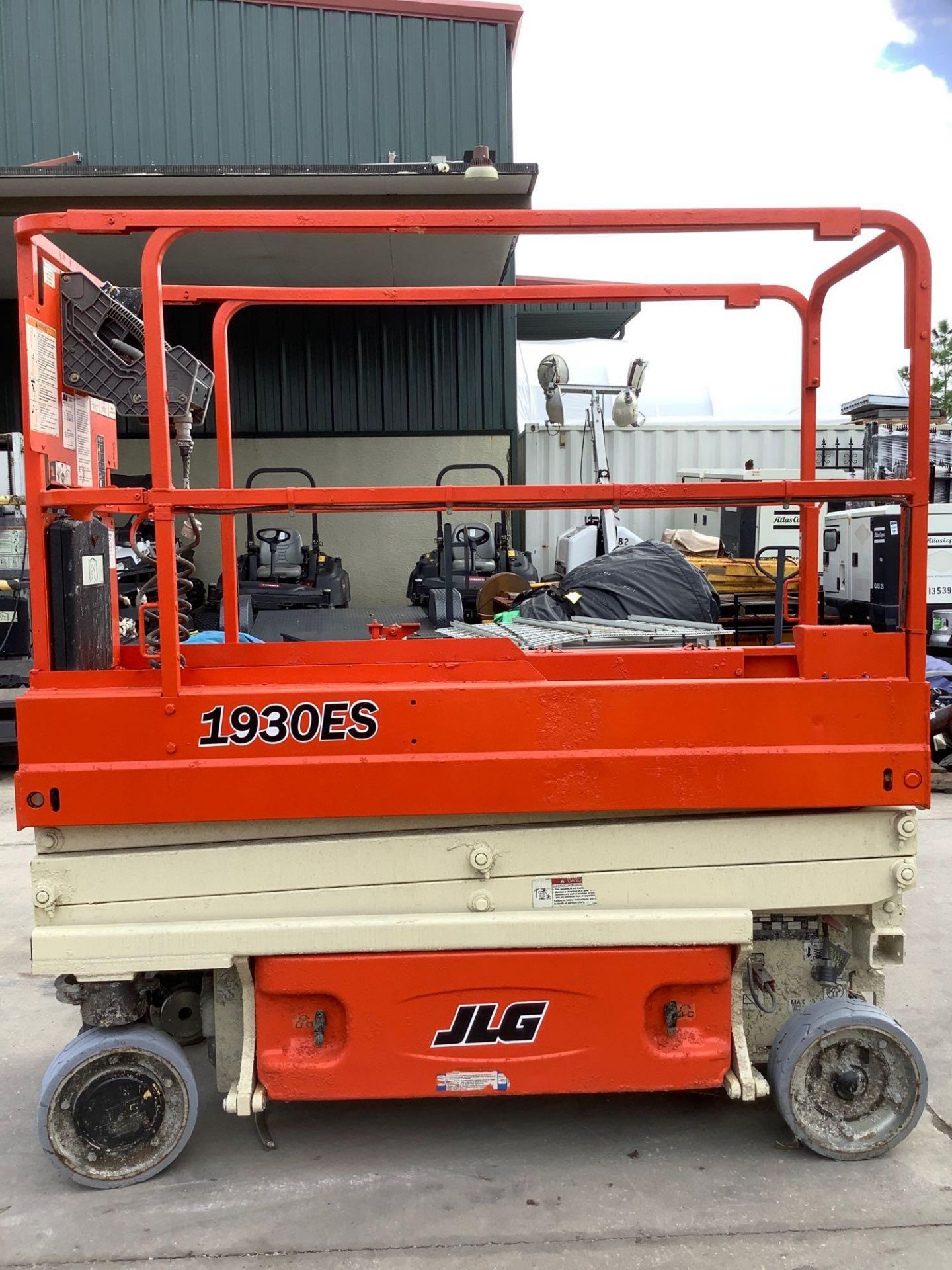 JLG SCISSOR LIFT MODEL 1930ES, ELECTRIC,  APPROX MAX PLATFORM HEIGHT 19FT,  BUILT IN BATTERY CHARGER - Image 6 of 11