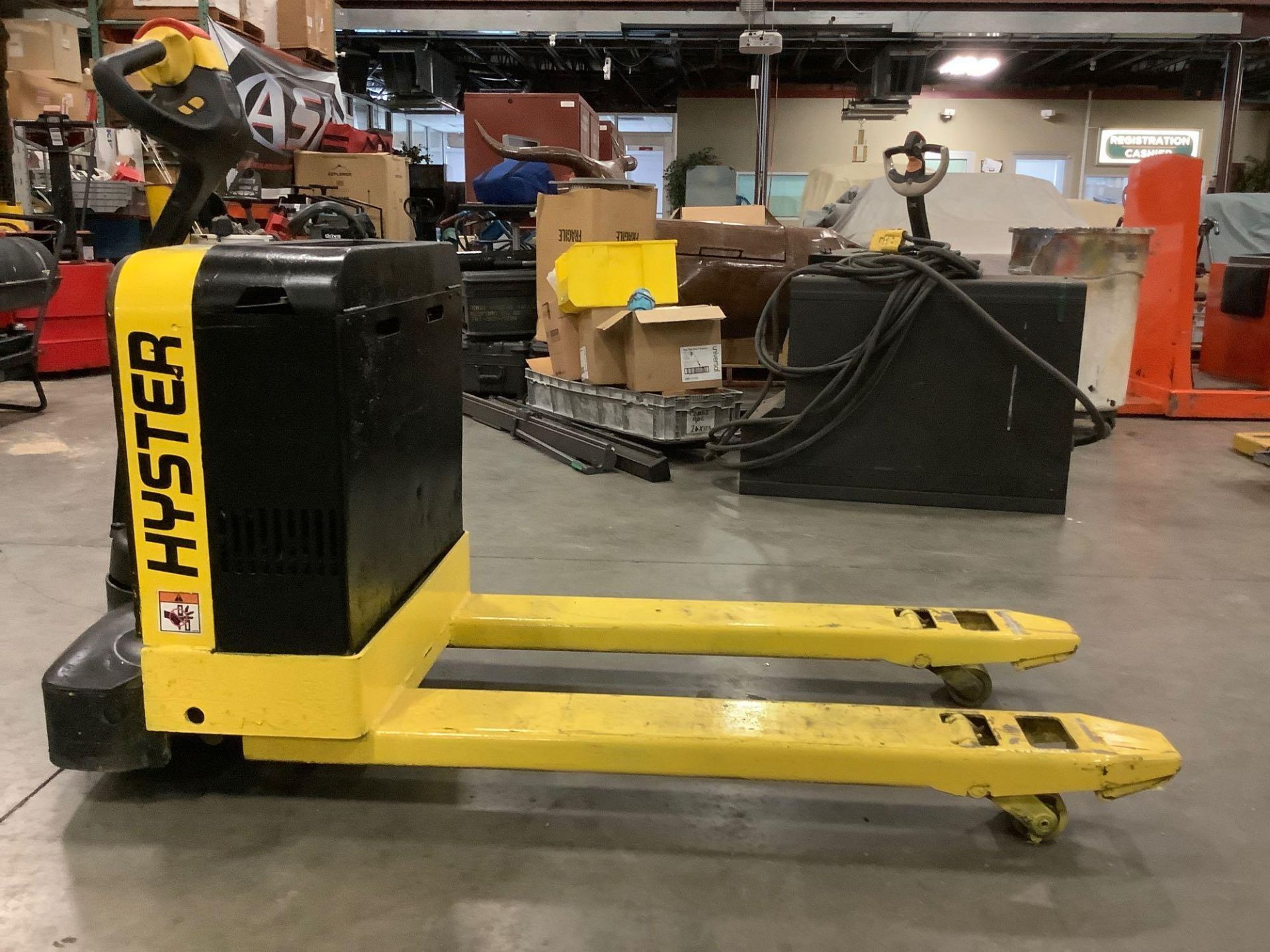 HYSTER PALLET JACK MODEL W40Z, ELECTRIC, APPROX 24 VOLTS, APPROX MAX CAPACITY 4000LBS, RUNS AND OPER - Image 6 of 10