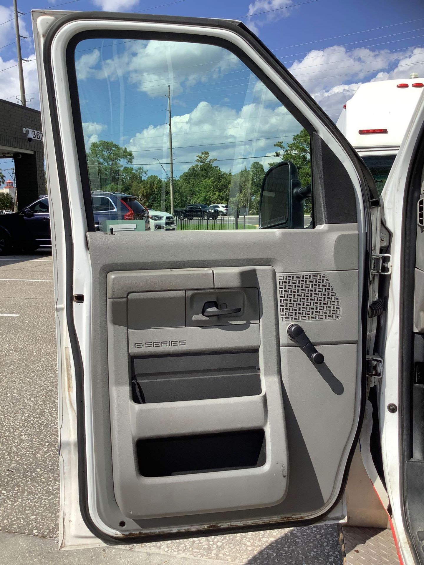 2014 FORD ECONOLINE E-350 SUPER DUTY EXTENDED MOBILITY VAN , AUTOMATIC, AC/ HEAT AIR CONDITION, BRAU - Image 16 of 34