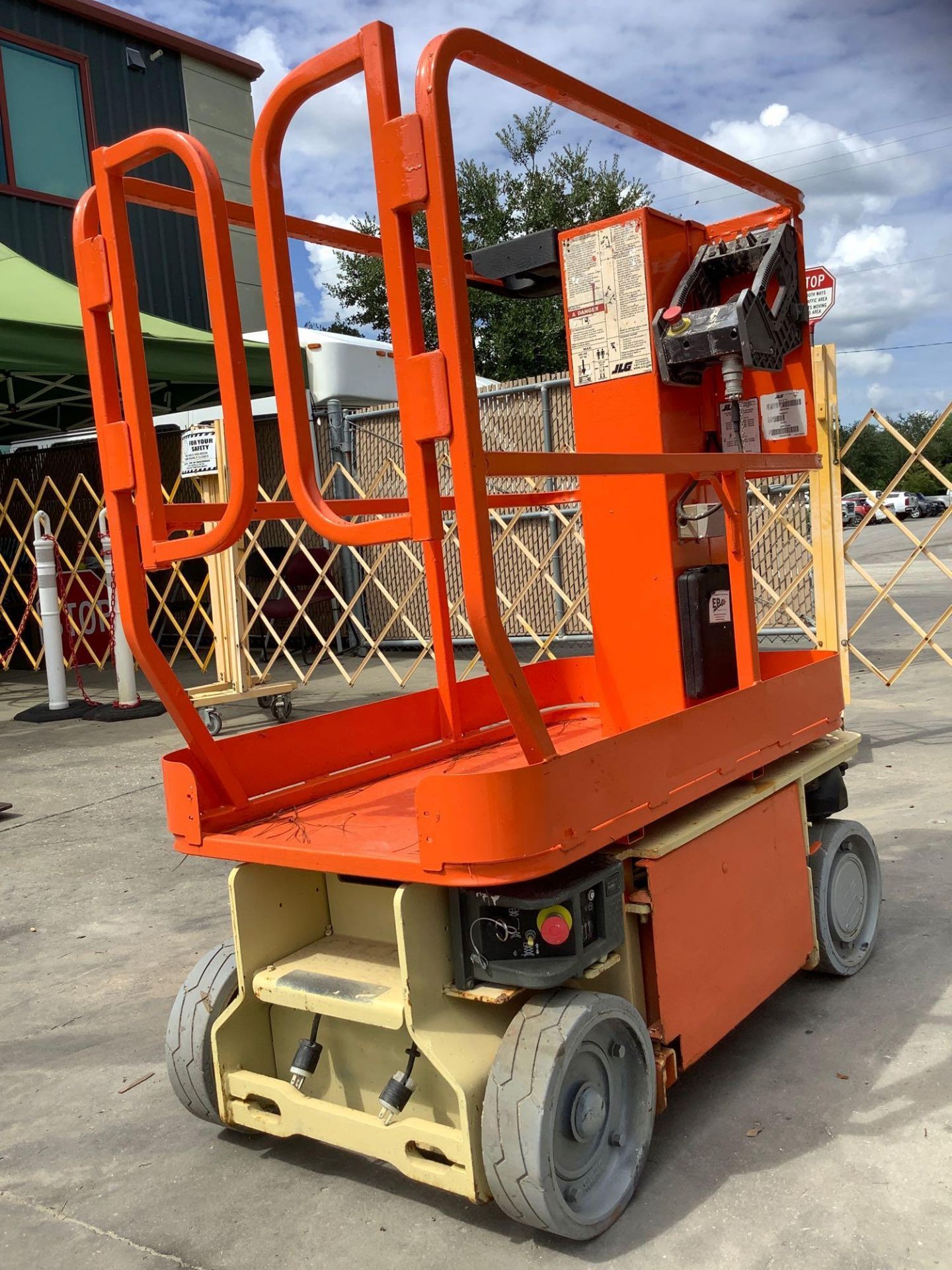 2010 JLG MANLIFT MODEL 1230, ELECTRIC, APPROX MAX PLATFORM HEIGHT 12FT, NON MARKING TIRES, BUILT IN - Image 9 of 14