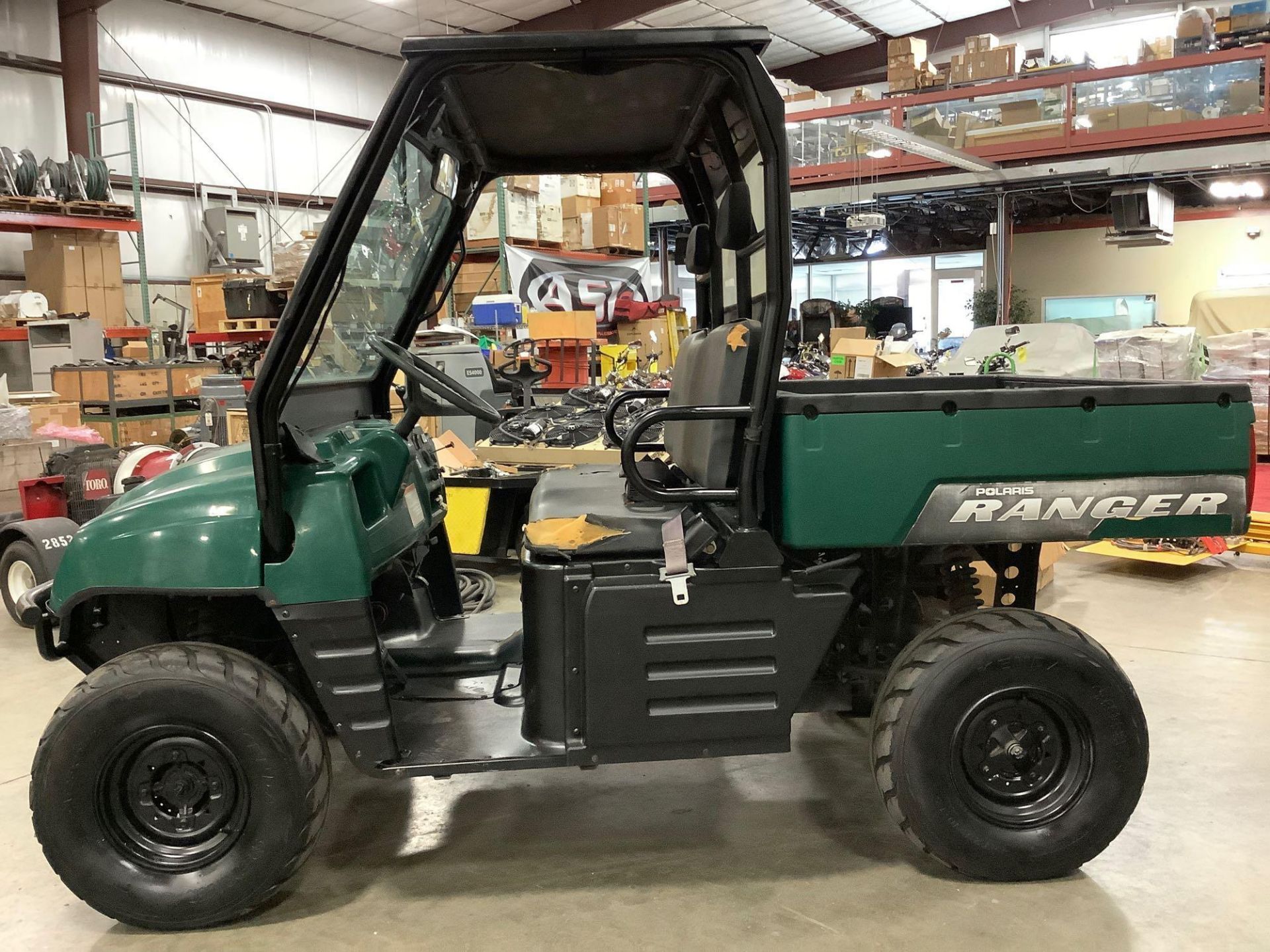 POLARIS RANGER 4x4, GAS POWERED, AWD, HITCH ON BACK, MANUAL DUMP BED, WINDSHIELD WIPER, RUNS AND OPE - Image 2 of 12