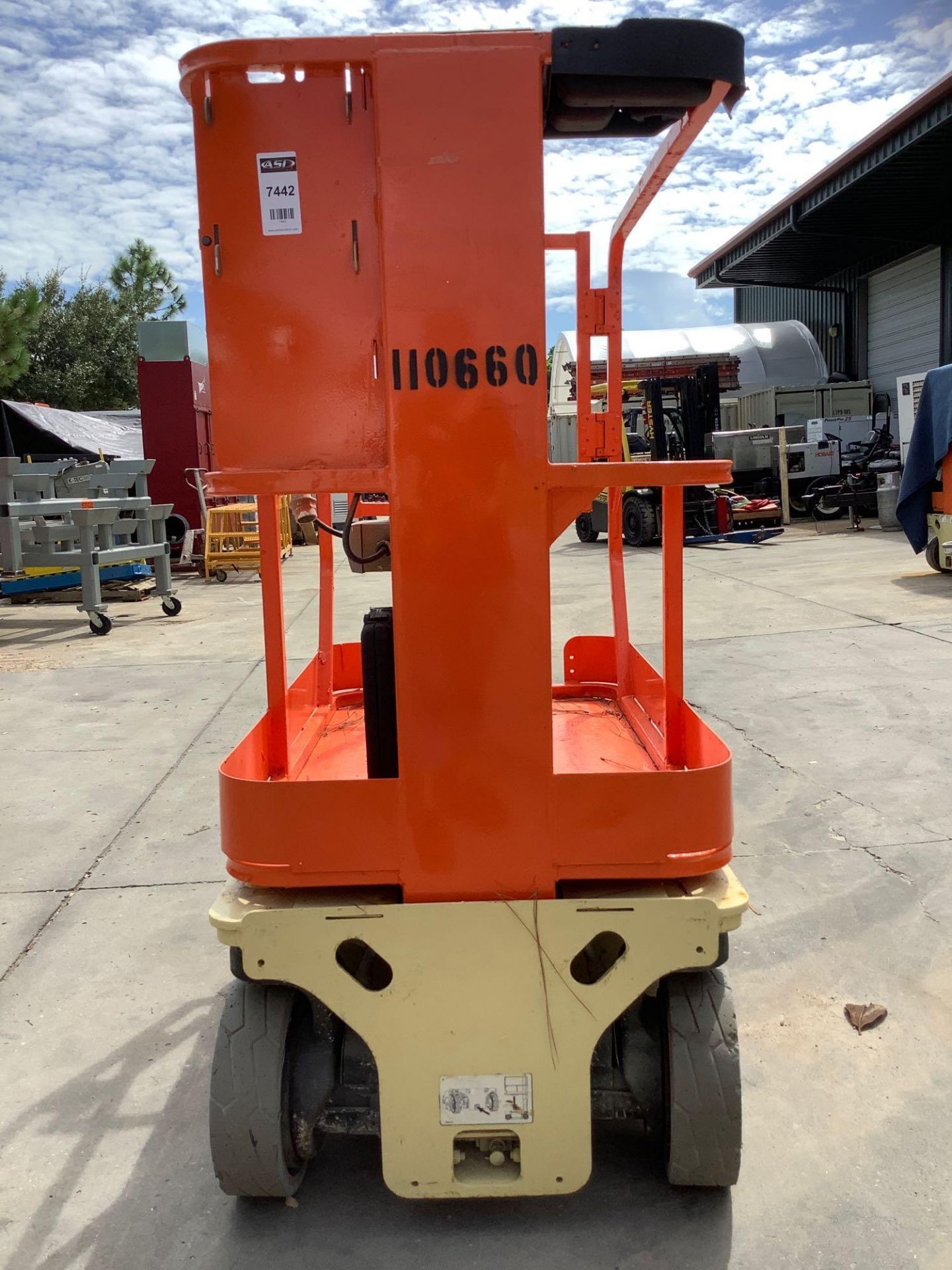 2010 JLG MANLIFT MODEL 1230, ELECTRIC, APPROX MAX PLATFORM HEIGHT 12FT, NON MARKING TIRES, BUILT IN - Image 6 of 14