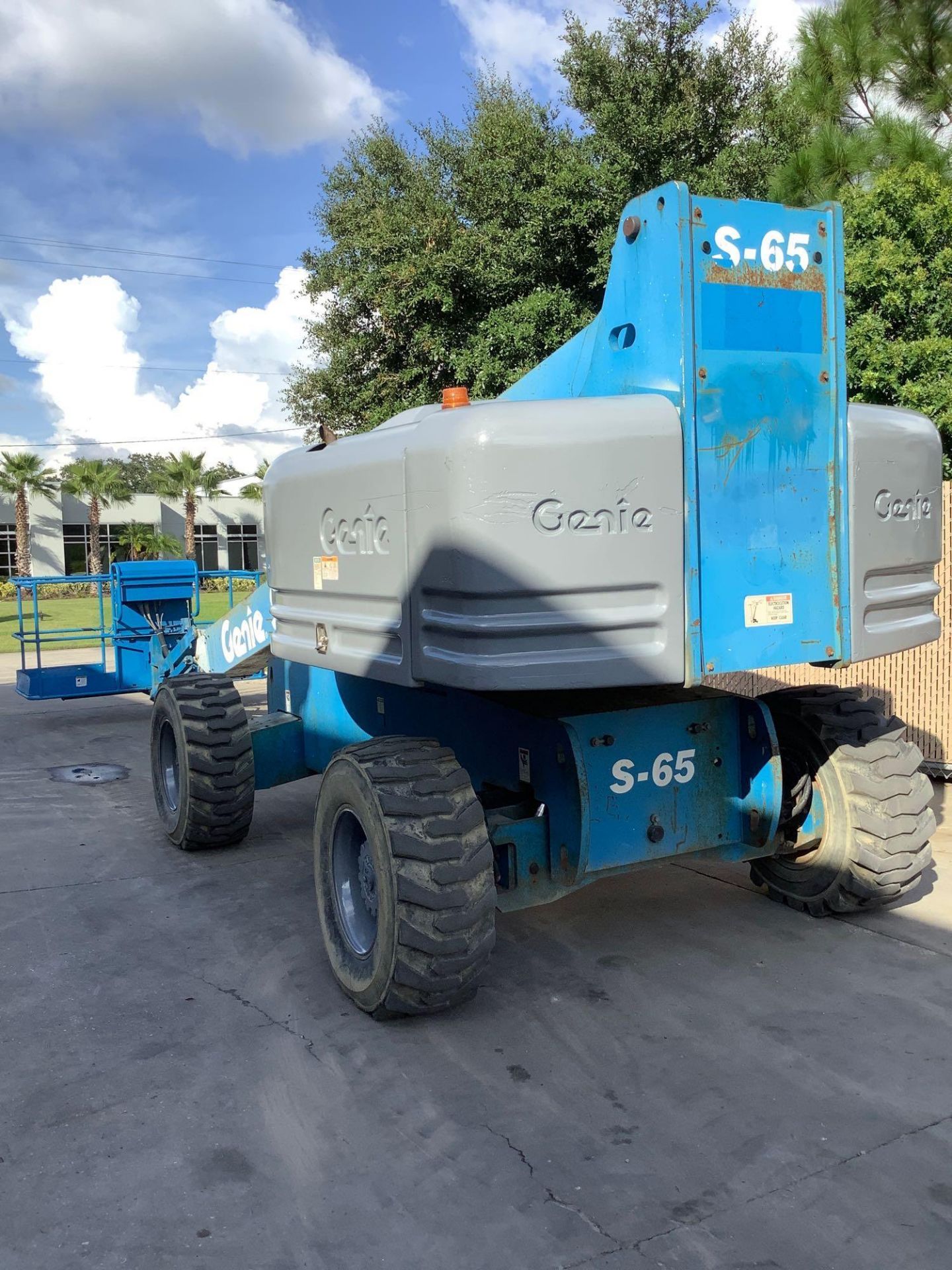 GENIE ARTICULATING BOOM LIFT MODEL S65, APPROX MAX PLATFORM HEIGHT 65FT, APPROX MAX PLATFORM REACH 5 - Image 5 of 15