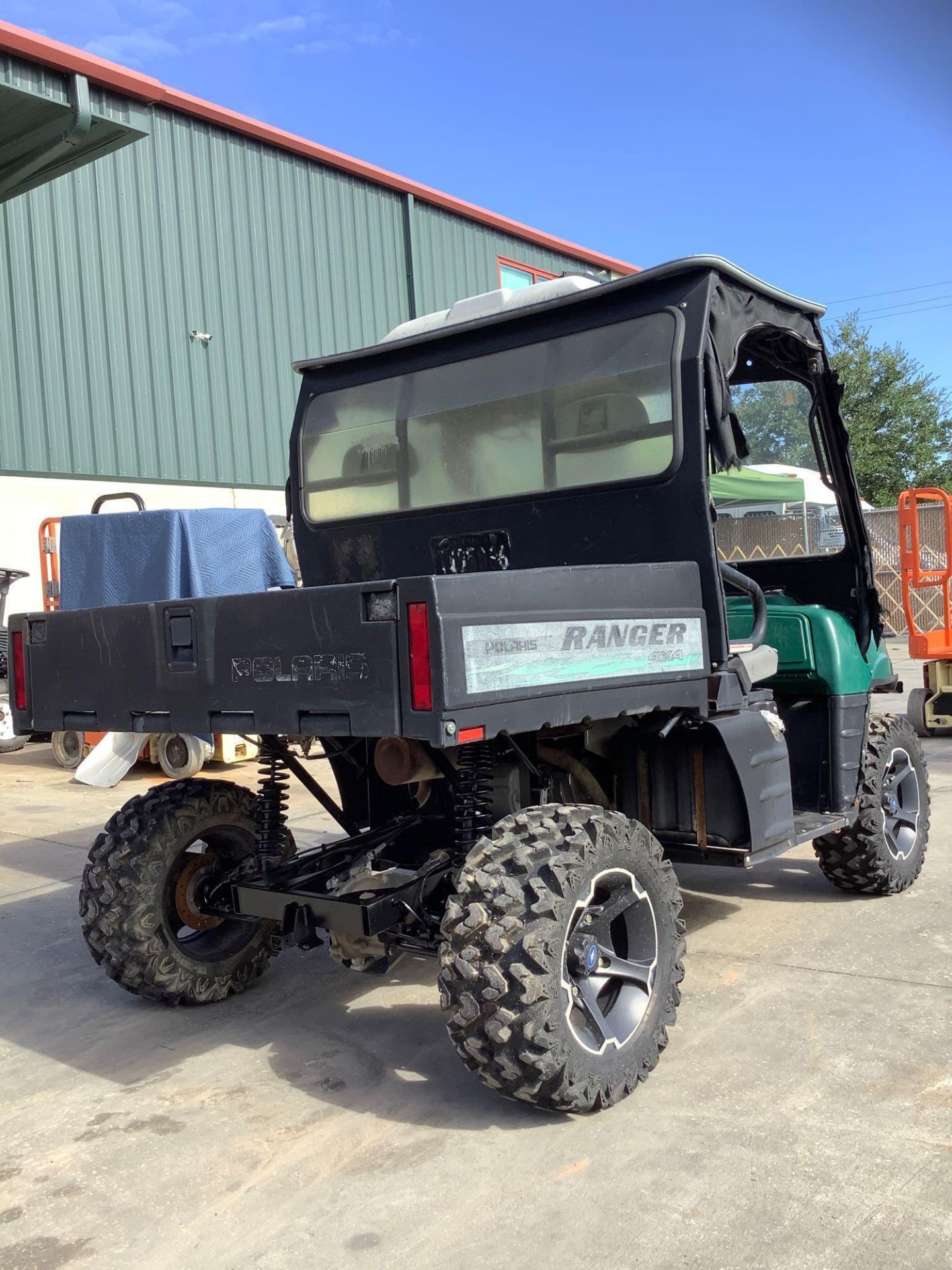 POLARIS RANGER 4x4, GAS POWERED, AWD, HITCH ON BACK, MANUAL DUMP BED, WINDSHIELD WIPER, RUNS AND OPE - Image 6 of 14