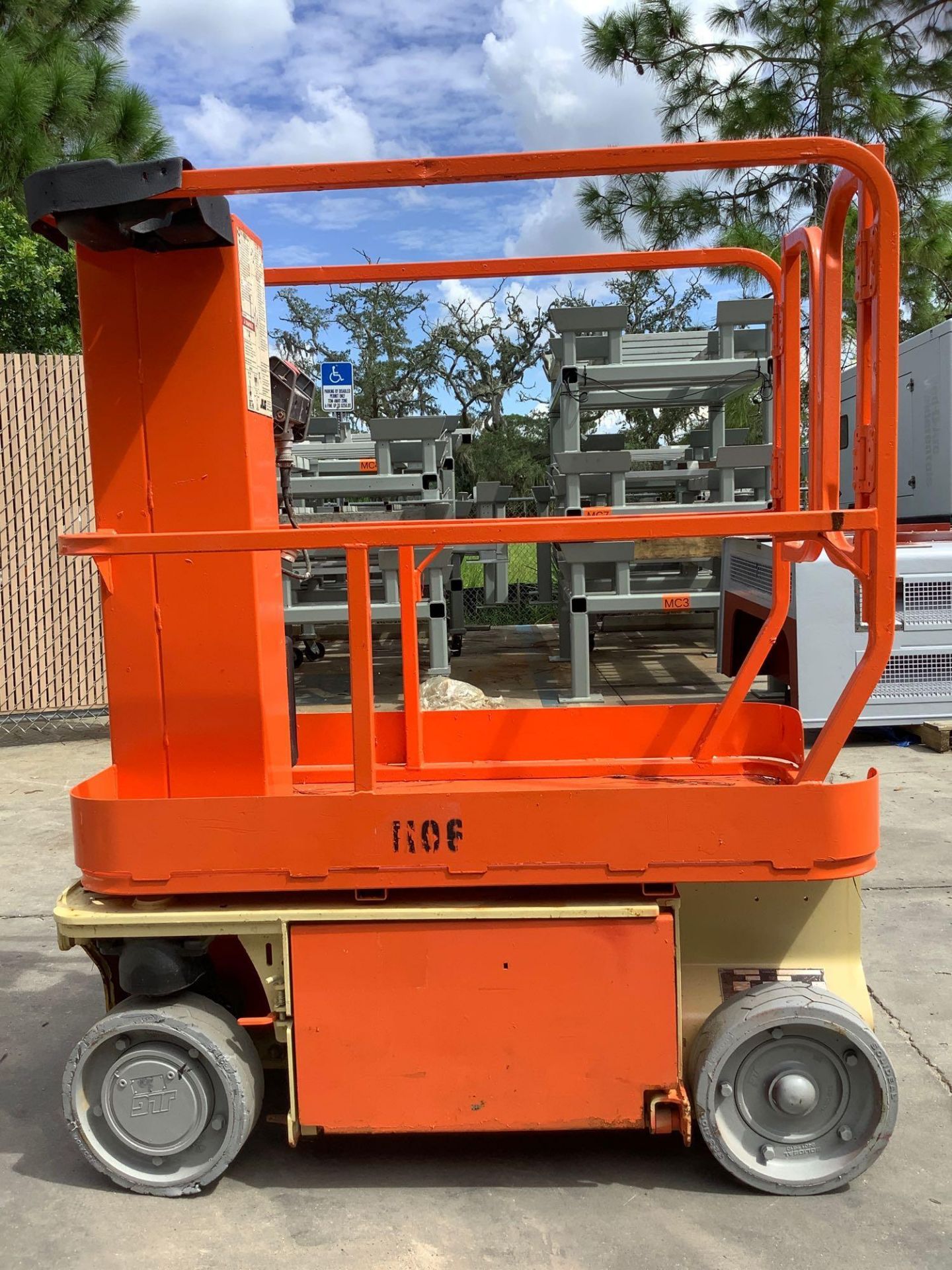 2010 JLG MANLIFT MODEL 1230, ELECTRIC, APPROX MAX PLATFORM HEIGHT 12FT, NON MARKING TIRES, BUILT IN - Image 4 of 14