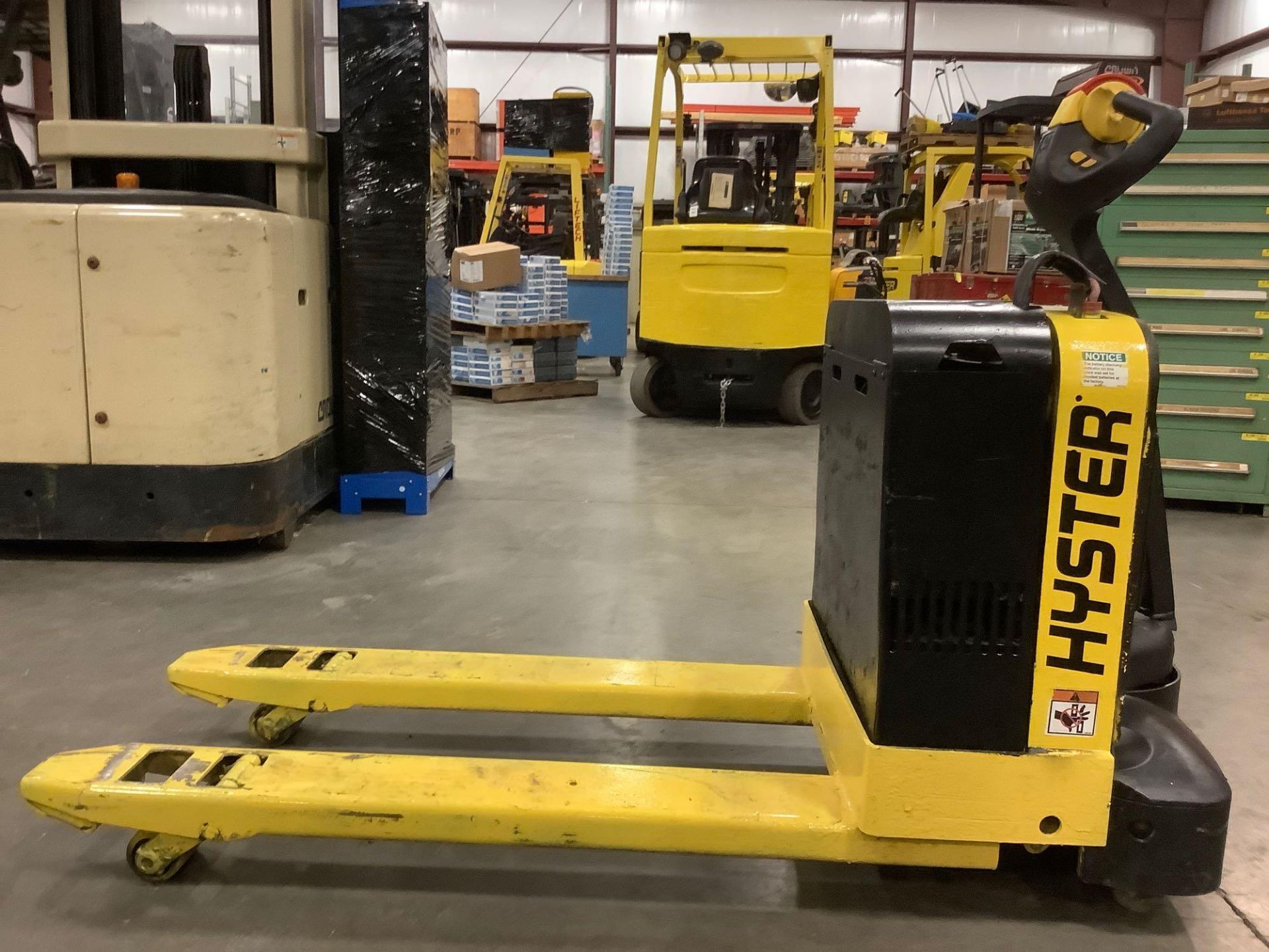 HYSTER PALLET JACK MODEL W40Z, ELECTRIC, APPROX 24 VOLTS, APPROX MAX CAPACITY 4000LBS, RUNS AND OPER - Image 2 of 10