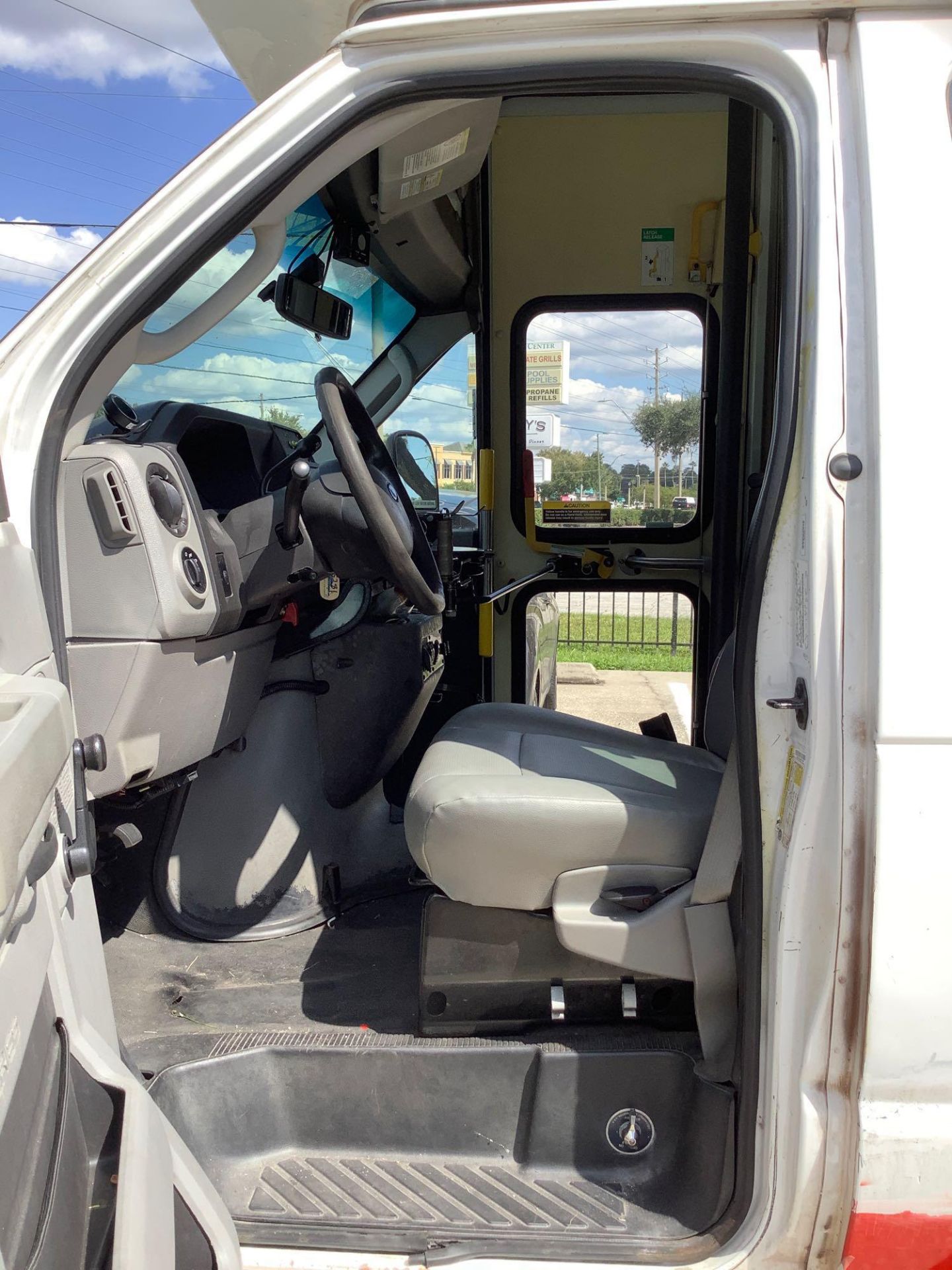 2014 FORD ECONOLINE E-350 SUPER DUTY EXTENDED MOBILITY VAN , AUTOMATIC, AC/ HEAT AIR COND - Image 16 of 36