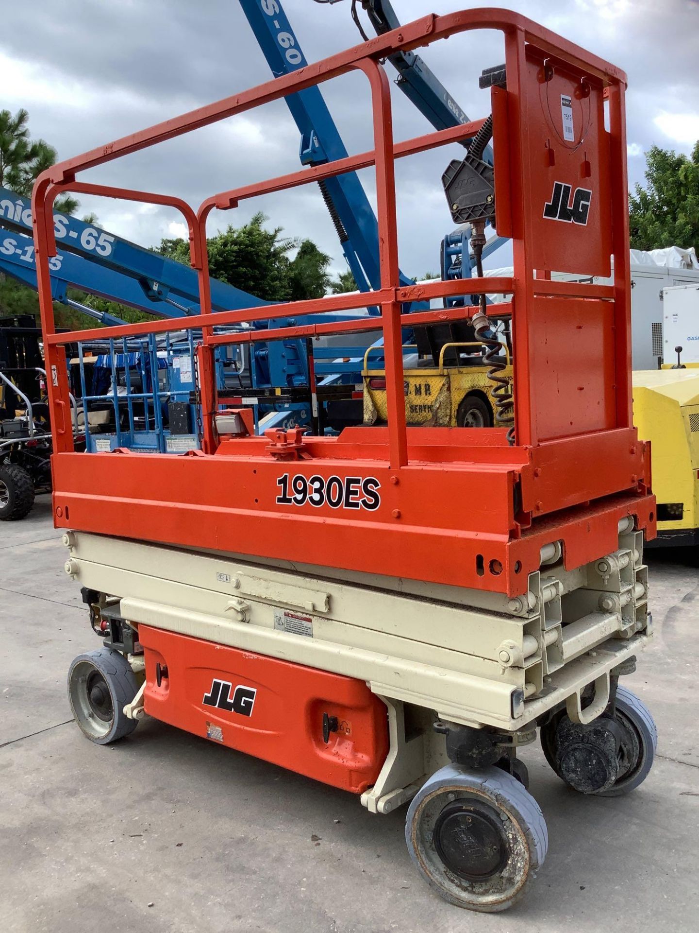 JLG SCISSOR LIFT MODEL 1930ES, ELECTRIC,  APPROX MAX PLATFORM HEIGHT 19FT,  BUILT IN BATTERY CHARGER - Image 3 of 11