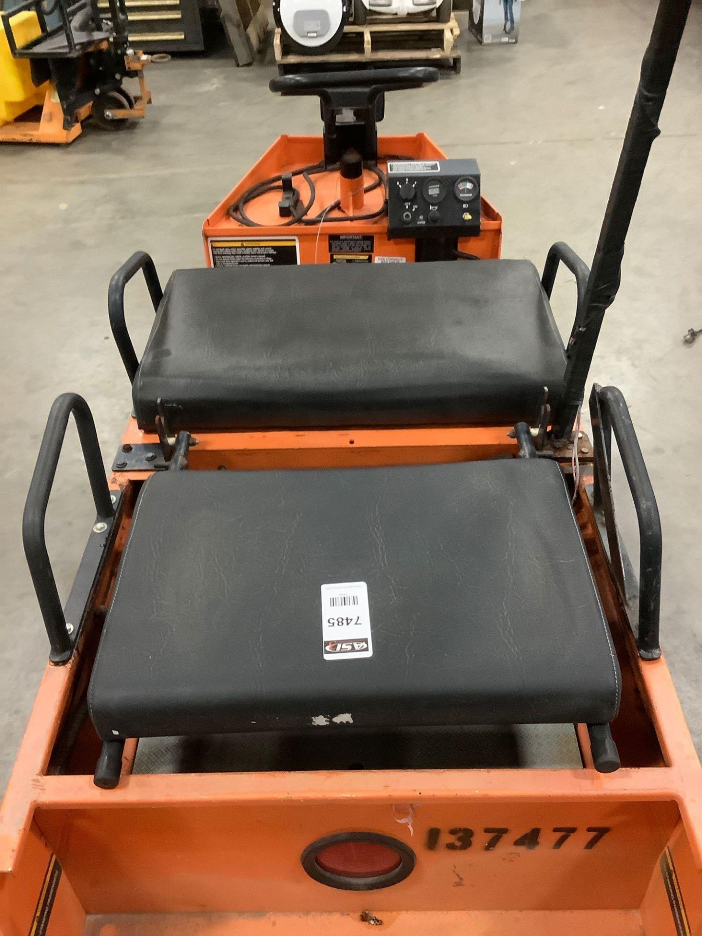 COLUMBIA INDUSTRIAL CART MODEL EX21-T-24, ELECTRIC, 24 VOLTS, BUILT IN BATTERY CHARGER, FOLD BACK SE - Image 9 of 12