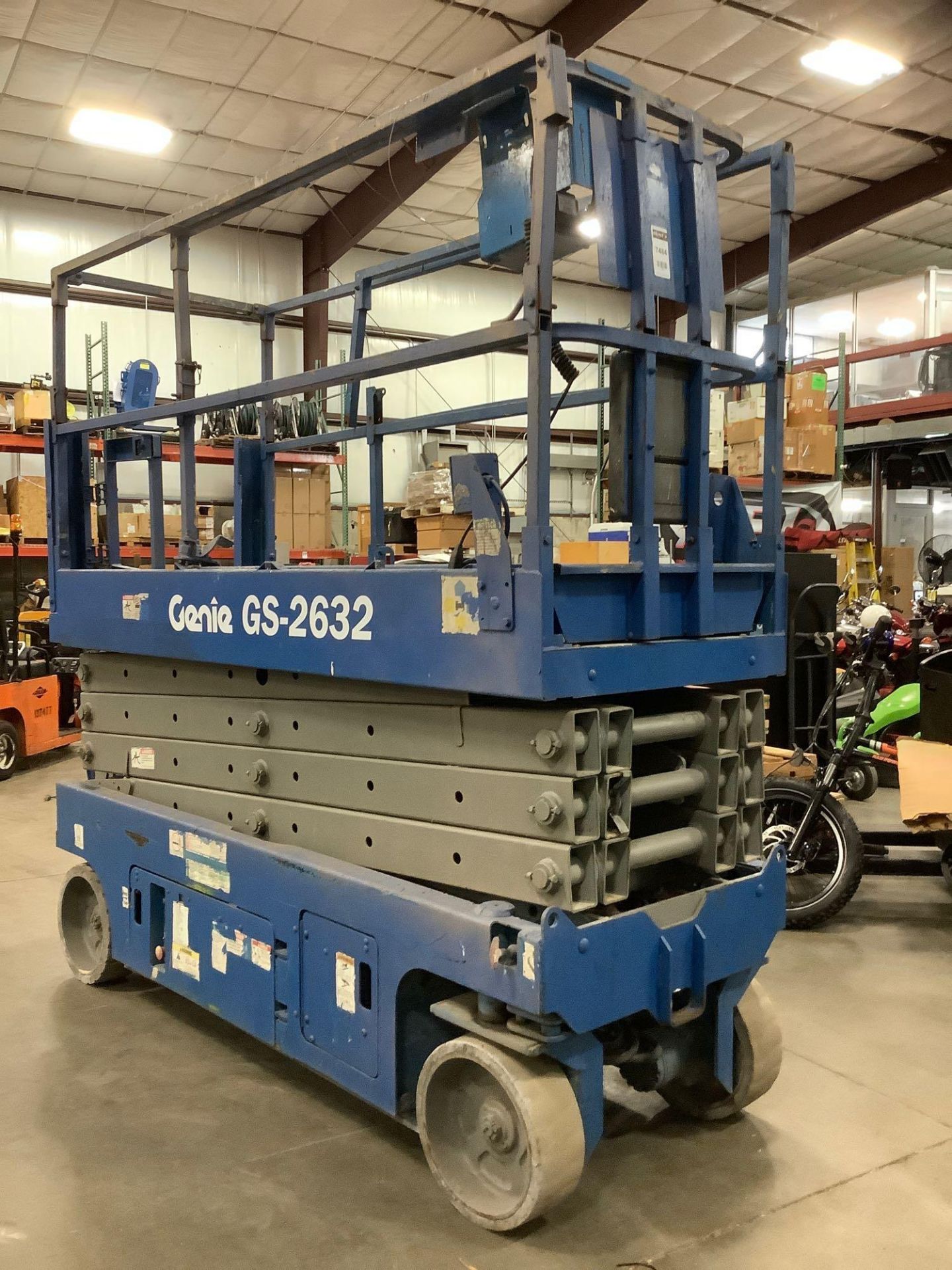 GENIE SCISSOR LIFT MODEL GS-2632, ELECTRIC, APPROX MAX PLATFORM HEIGHT 26FT, NON MARKING TIRES, BUIL - Image 9 of 13