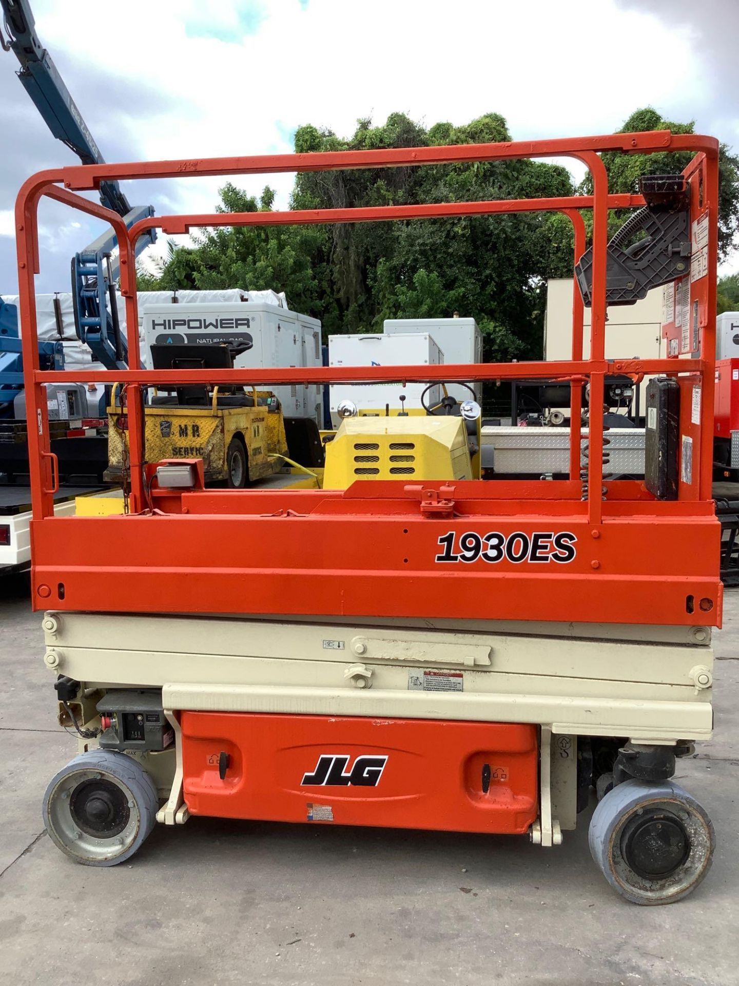 JLG SCISSOR LIFT MODEL 1930ES, ELECTRIC,  APPROX MAX PLATFORM HEIGHT 19FT,  BUILT IN BATTERY CHARGER - Image 2 of 11