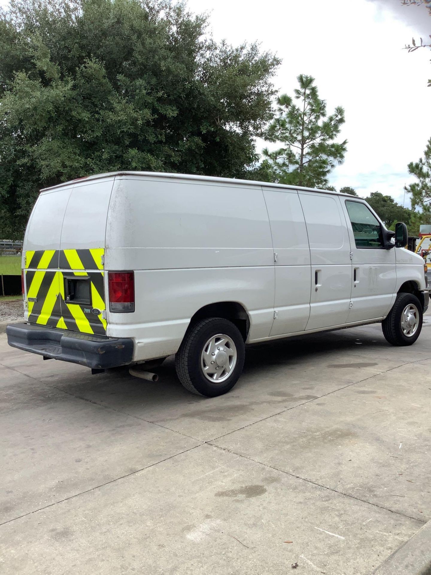 2010 FORD E-SERIES E-150 CARGO VAN, AUTOMATIC, RWD, APPROX GVWR 8520 LBS, STANDARD AC/HEAT AIR CONDI - Image 5 of 27