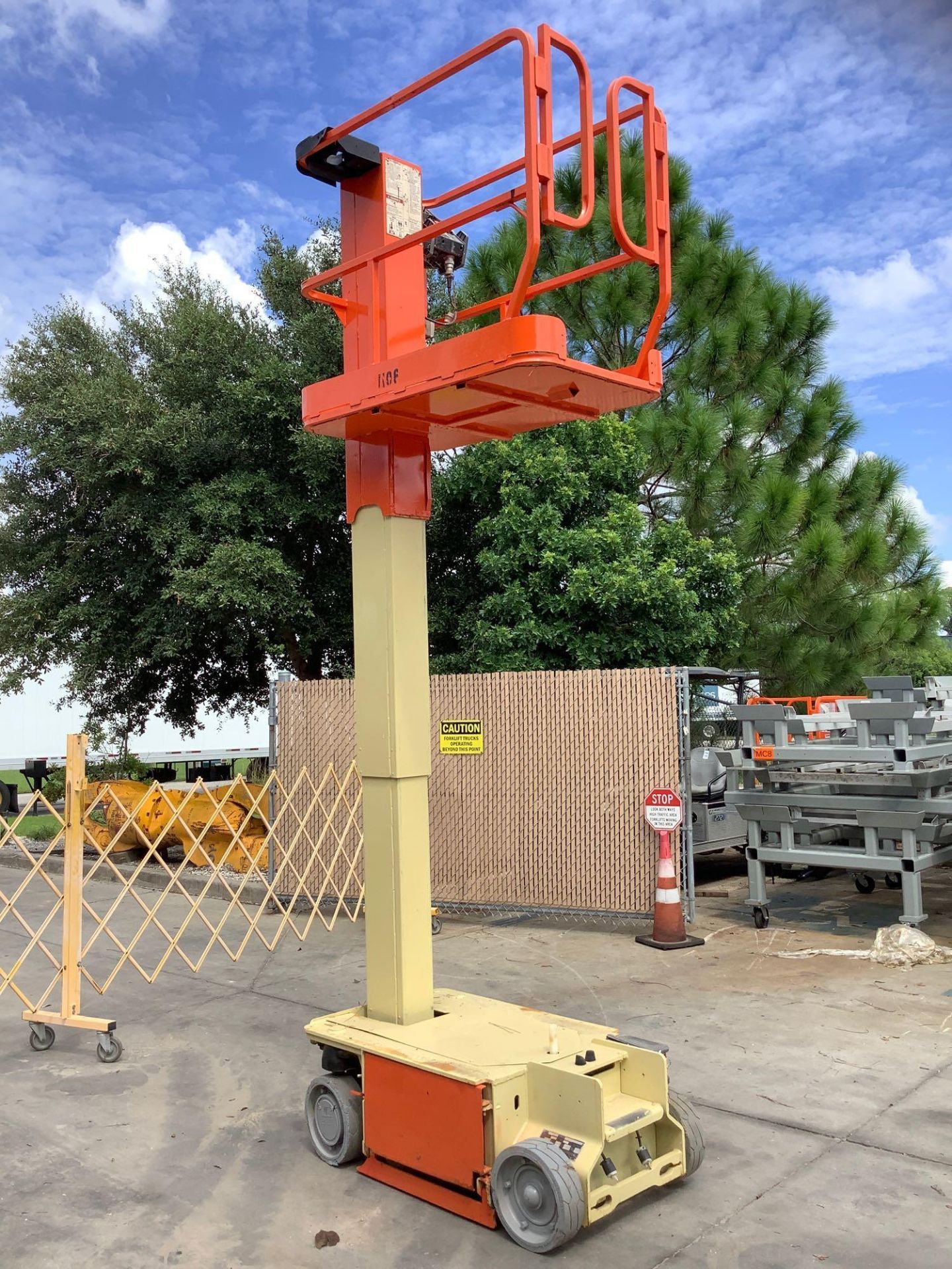 2010 JLG MANLIFT MODEL 1230, ELECTRIC, APPROX MAX PLATFORM HEIGHT 12FT, NON MARKING TIRES, BUILT IN