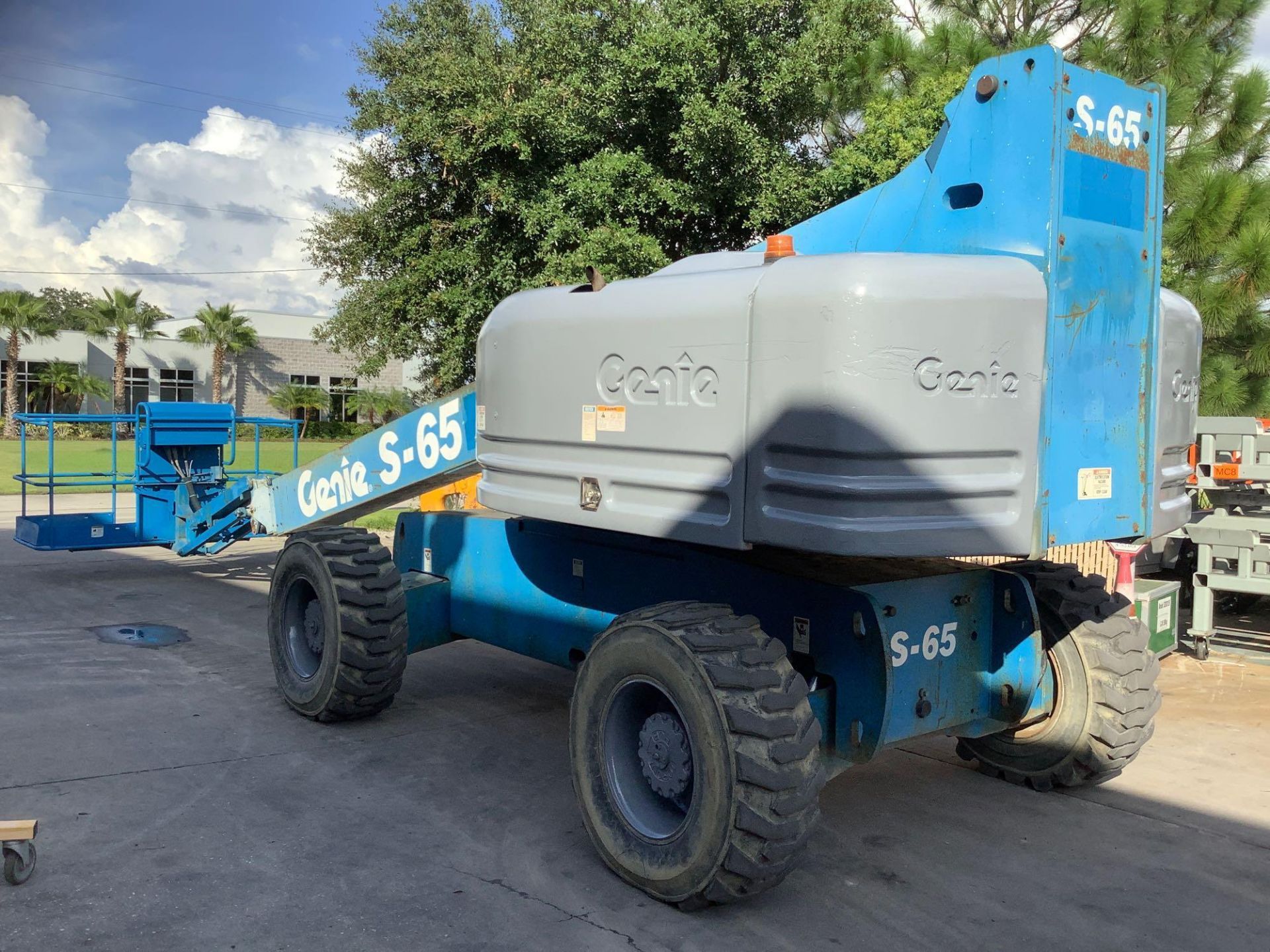 GENIE ARTICULATING BOOM LIFT MODEL S65, APPROX MAX PLATFORM HEIGHT 65FT, APPROX MAX PLATFORM REACH 5 - Image 4 of 15
