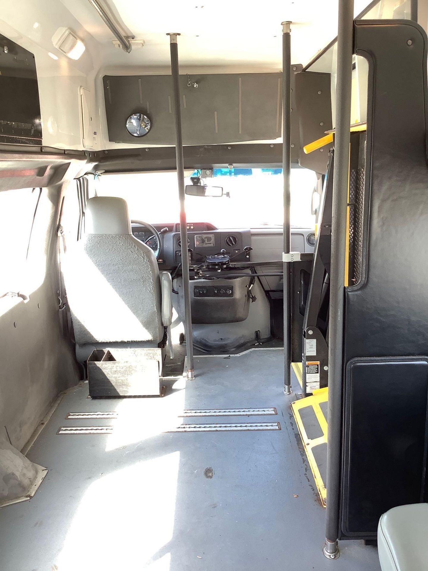 2014 FORD ECONOLINE E-350 SUPER DUTY EXTENDED MOBILITY VAN , AUTOMATIC, AC/ HEAT AIR CONDITION, BRAU - Image 31 of 34
