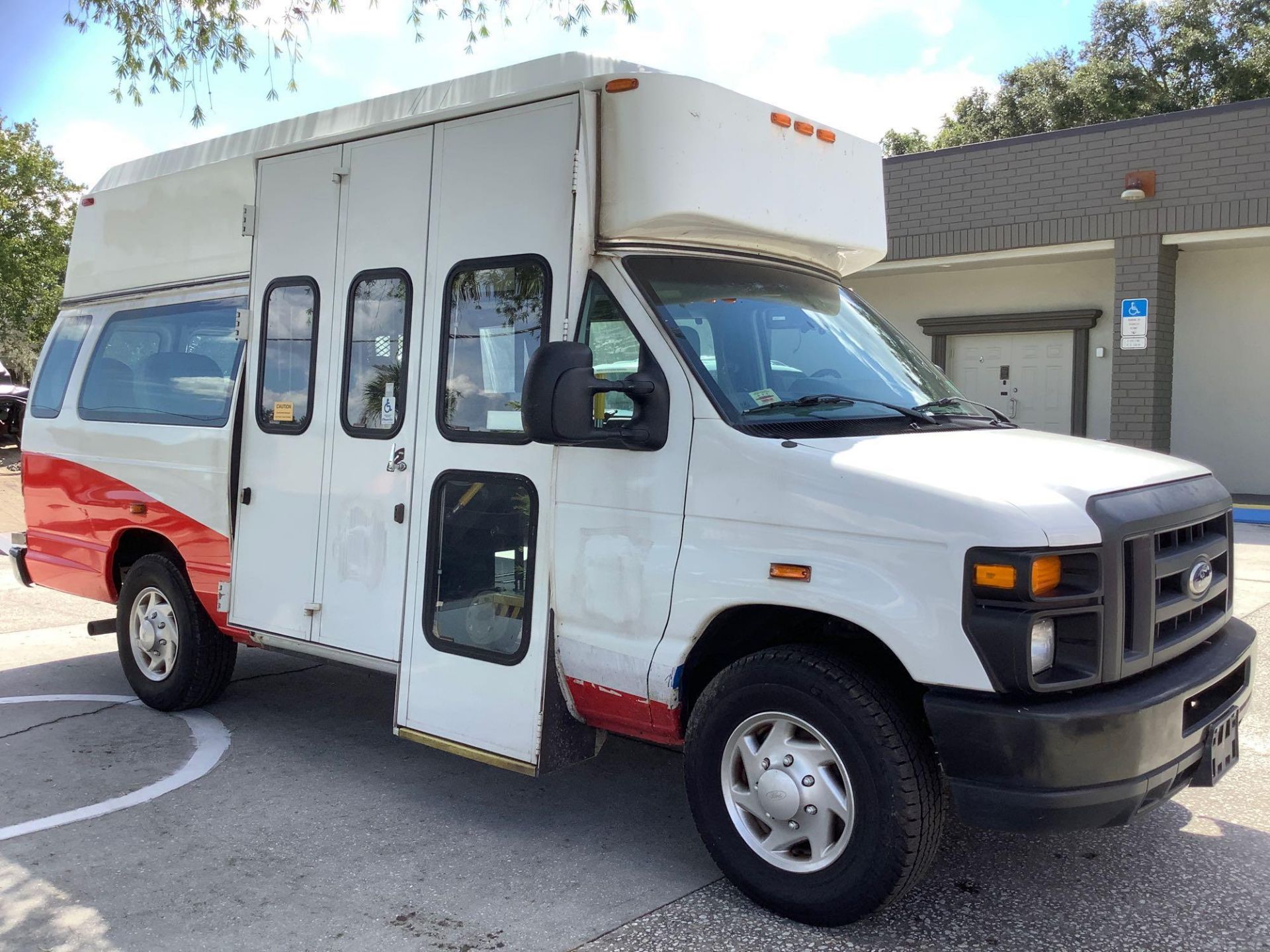 2014 FORD ECONOLINE E-350 SUPER DUTY EXTENDED MOBILITY VAN , AUTOMATIC, AC/ HEAT AIR CONDITION, BRAU - Image 13 of 34