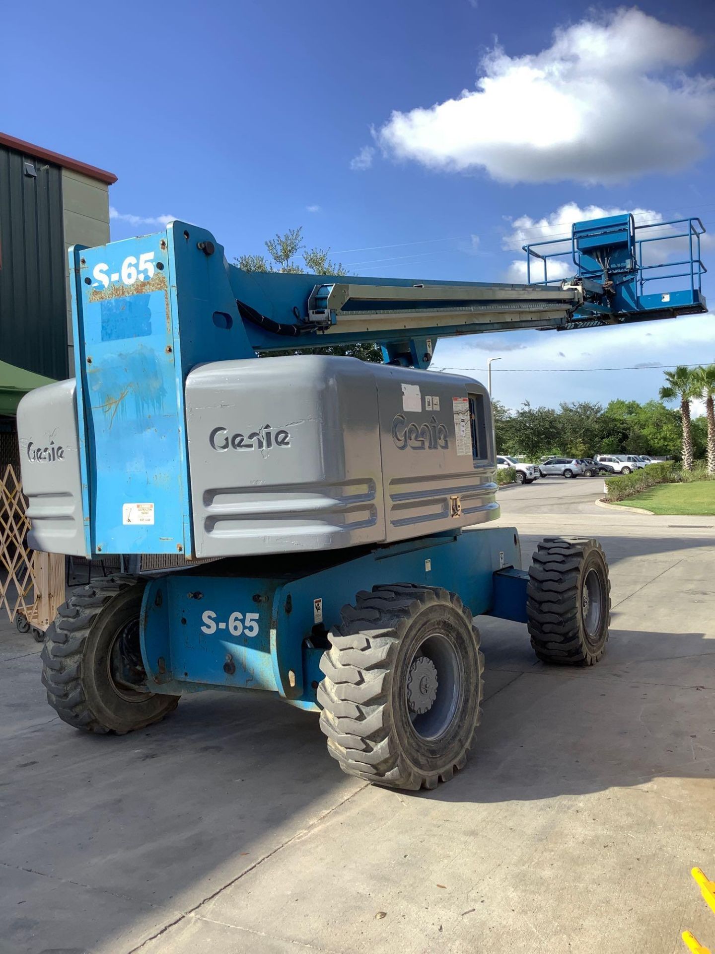 GENIE ARTICULATING BOOM LIFT MODEL S65, APPROX MAX PLATFORM HEIGHT 65FT, APPROX MAX PLATFORM REACH 5 - Image 2 of 15