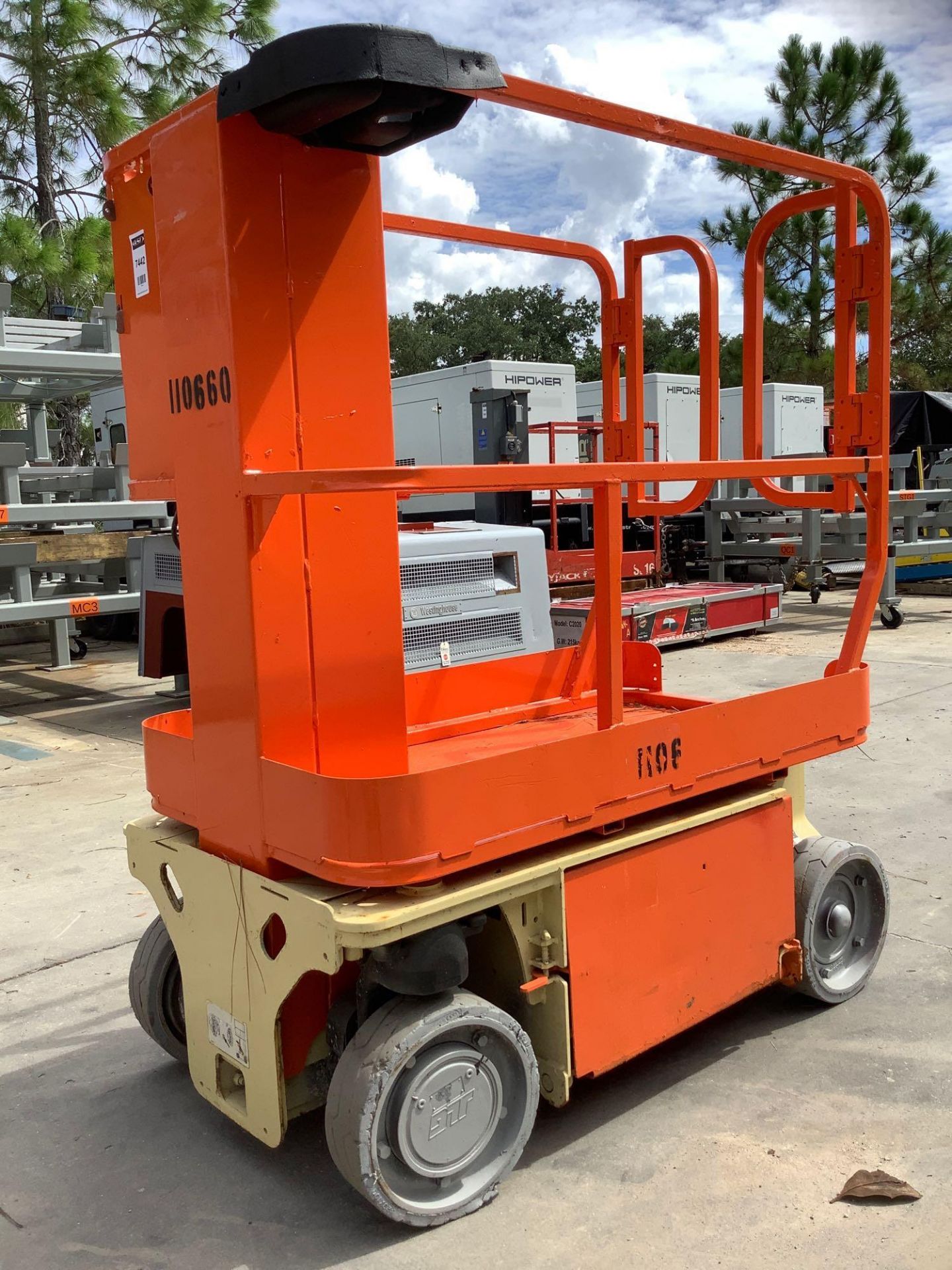 2010 JLG MANLIFT MODEL 1230, ELECTRIC, APPROX MAX PLATFORM HEIGHT 12FT, NON MARKING TIRES, BUILT IN - Image 5 of 14