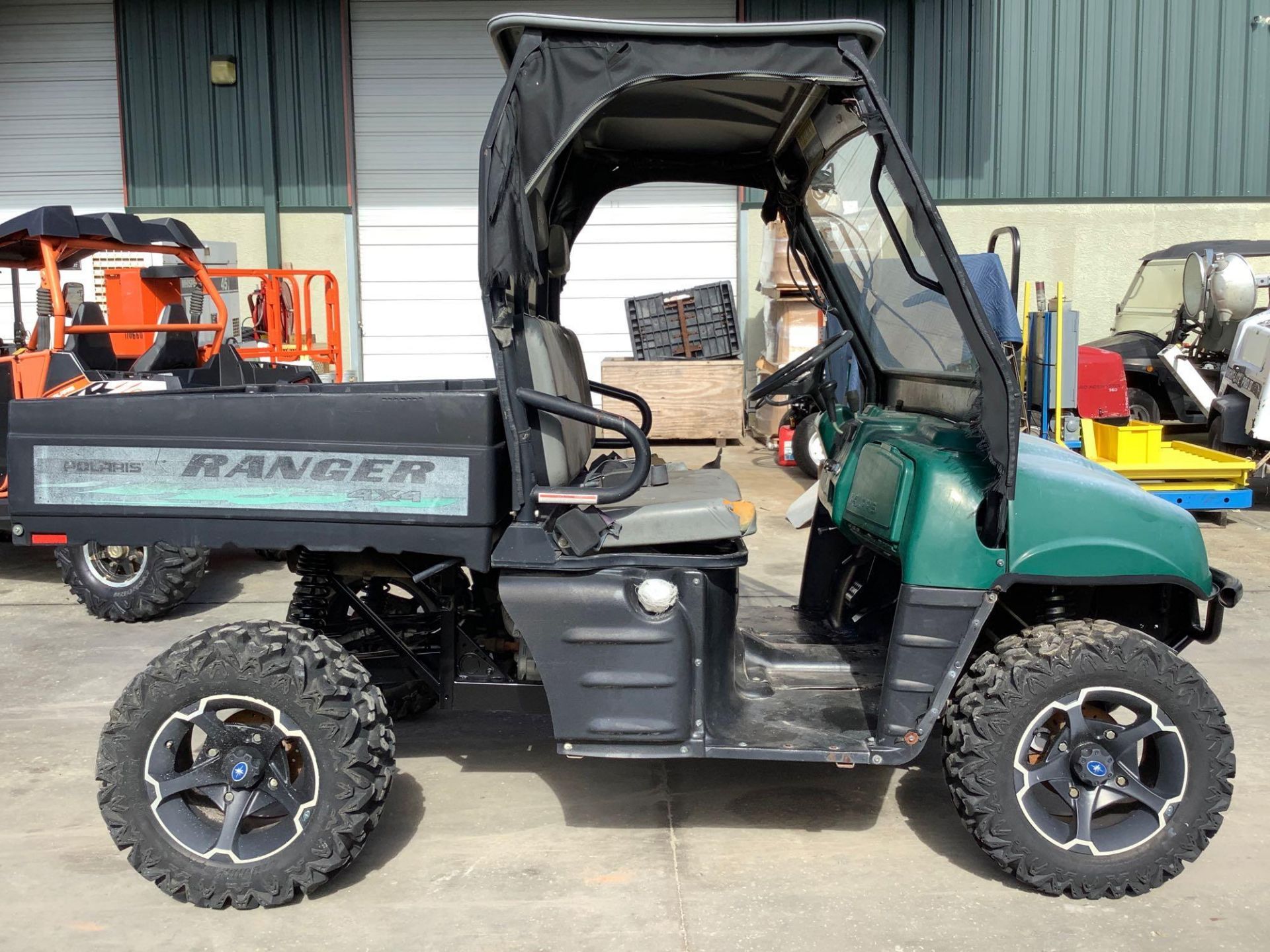 POLARIS RANGER 4x4, GAS POWERED, AWD, HITCH ON BACK, MANUAL DUMP BED, WINDSHIELD WIPER, RUNS AND OPE - Image 7 of 14
