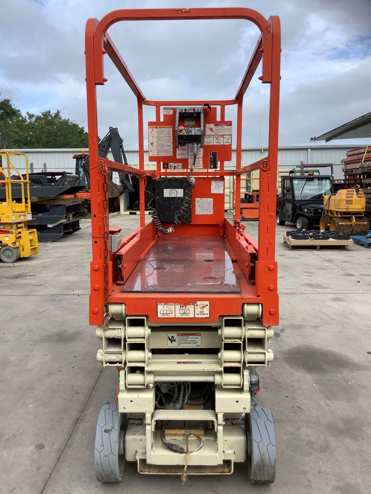 JLG SCISSOR LIFT MODEL 1930ES, ELECTRIC,  APPROX MAX PLATFORM HEIGHT 19FT,  BUILT IN BATTERY CHARGER - Image 8 of 11