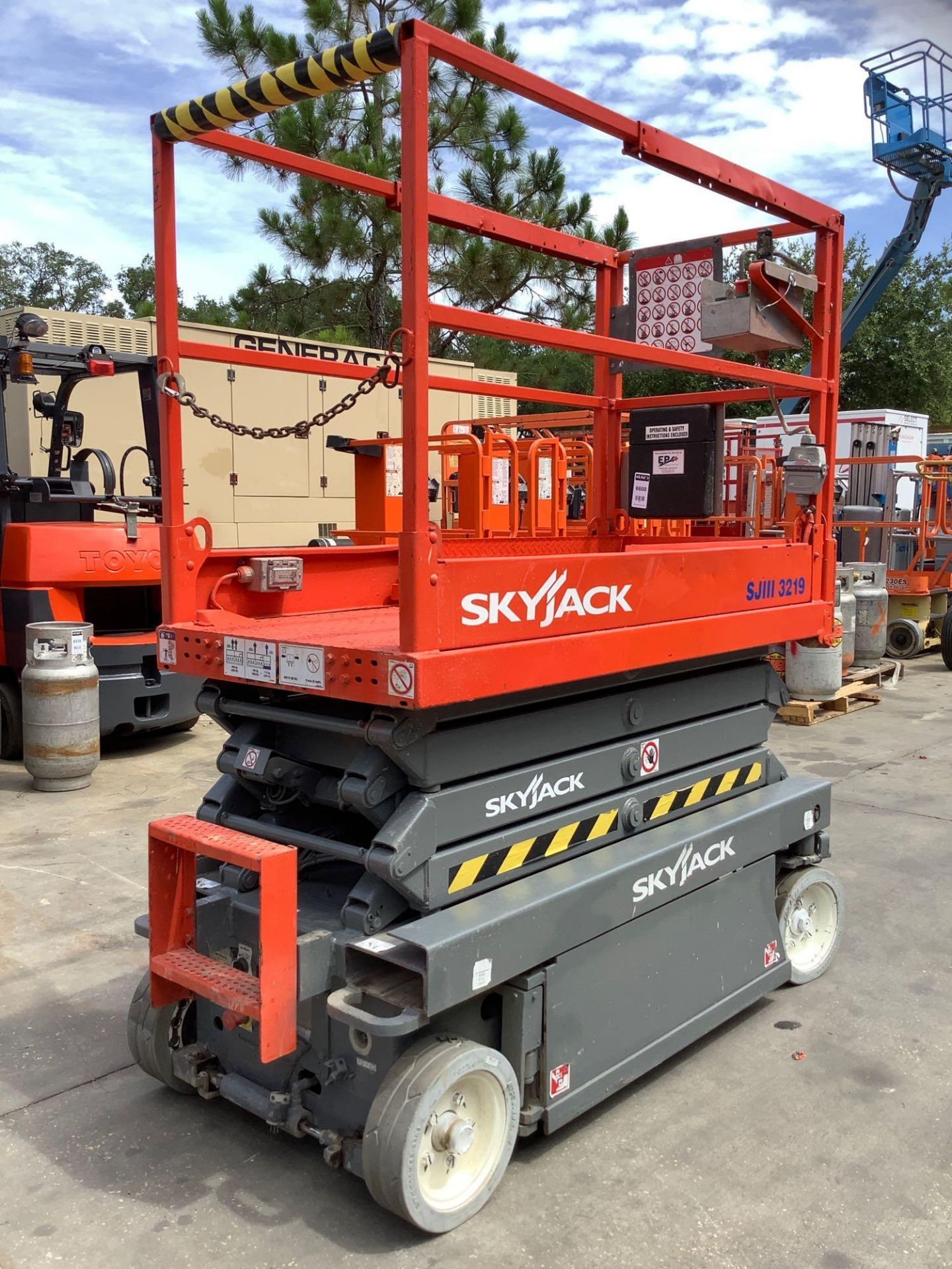 SKYJACK SCISSOR LIFT MODEL SJ III 3219, ELECTRIC, APPROX MAX PLATFORM HEIGHT 19FT, BUILT IN BATTERY - Image 5 of 10