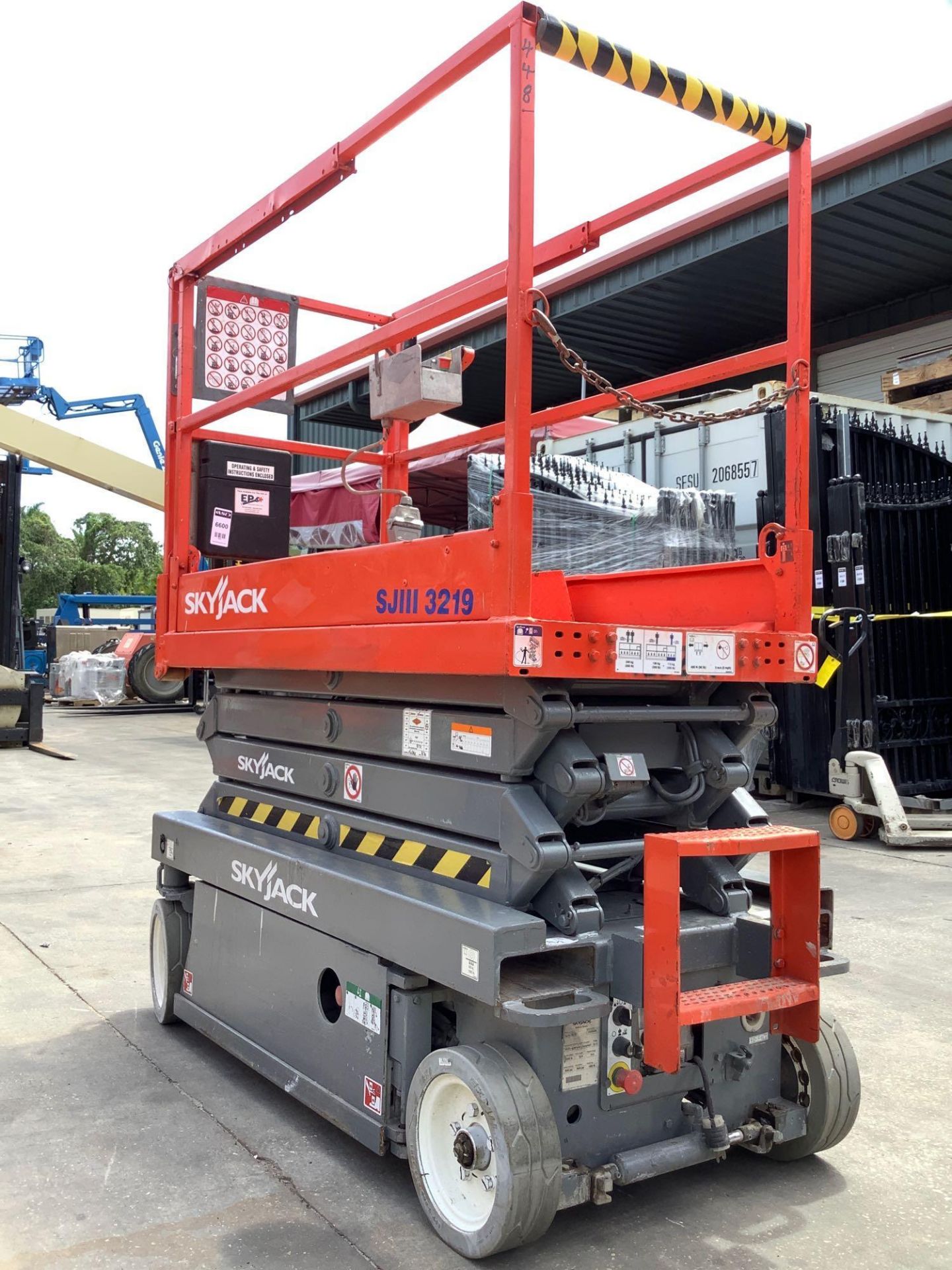 SKYJACK SCISSOR LIFT MODEL SJ III 3219, ELECTRIC, APPROX MAX PLATFORM HEIGHT 19FT, BUILT IN BATTERY - Image 6 of 10