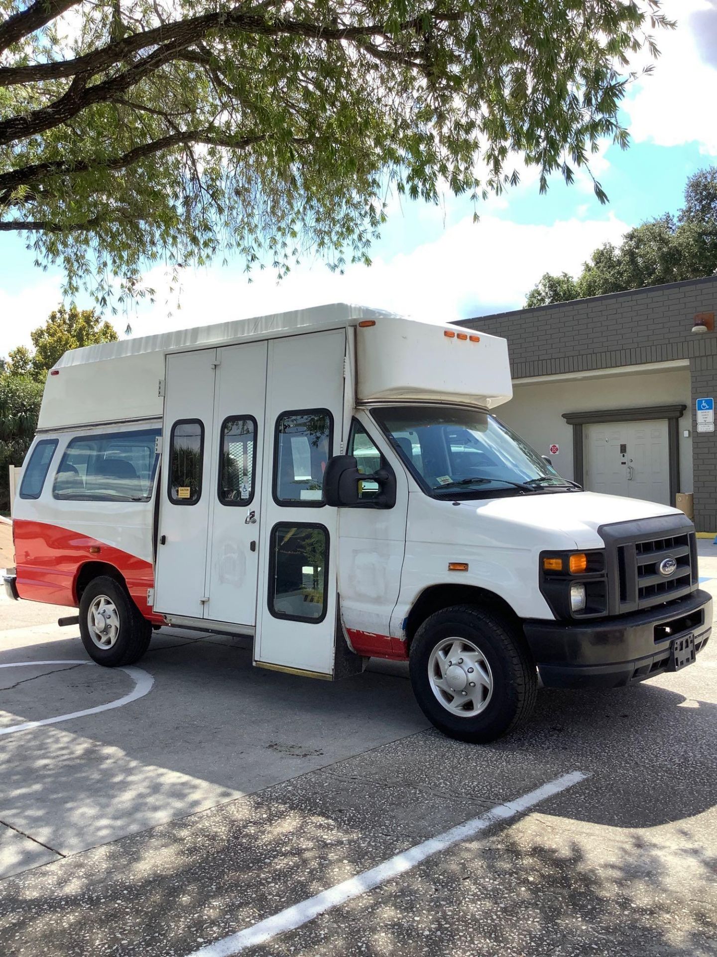 2014 FORD ECONOLINE E-350 SUPER DUTY EXTENDED MOBILITY VAN , AUTOMATIC, AC/ HEAT AIR CONDITION, BRAU - Image 12 of 34