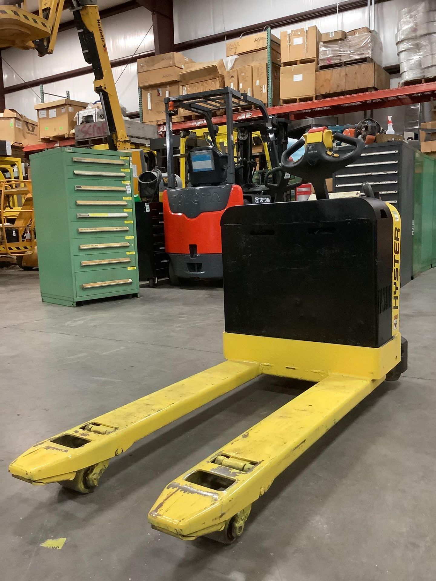 HYSTER PALLET JACK MODEL W40Z, ELECTRIC, APPROX 24 VOLTS, APPROX MAX CAPACITY 4000LBS, RUNS AND OPER - Image 3 of 10