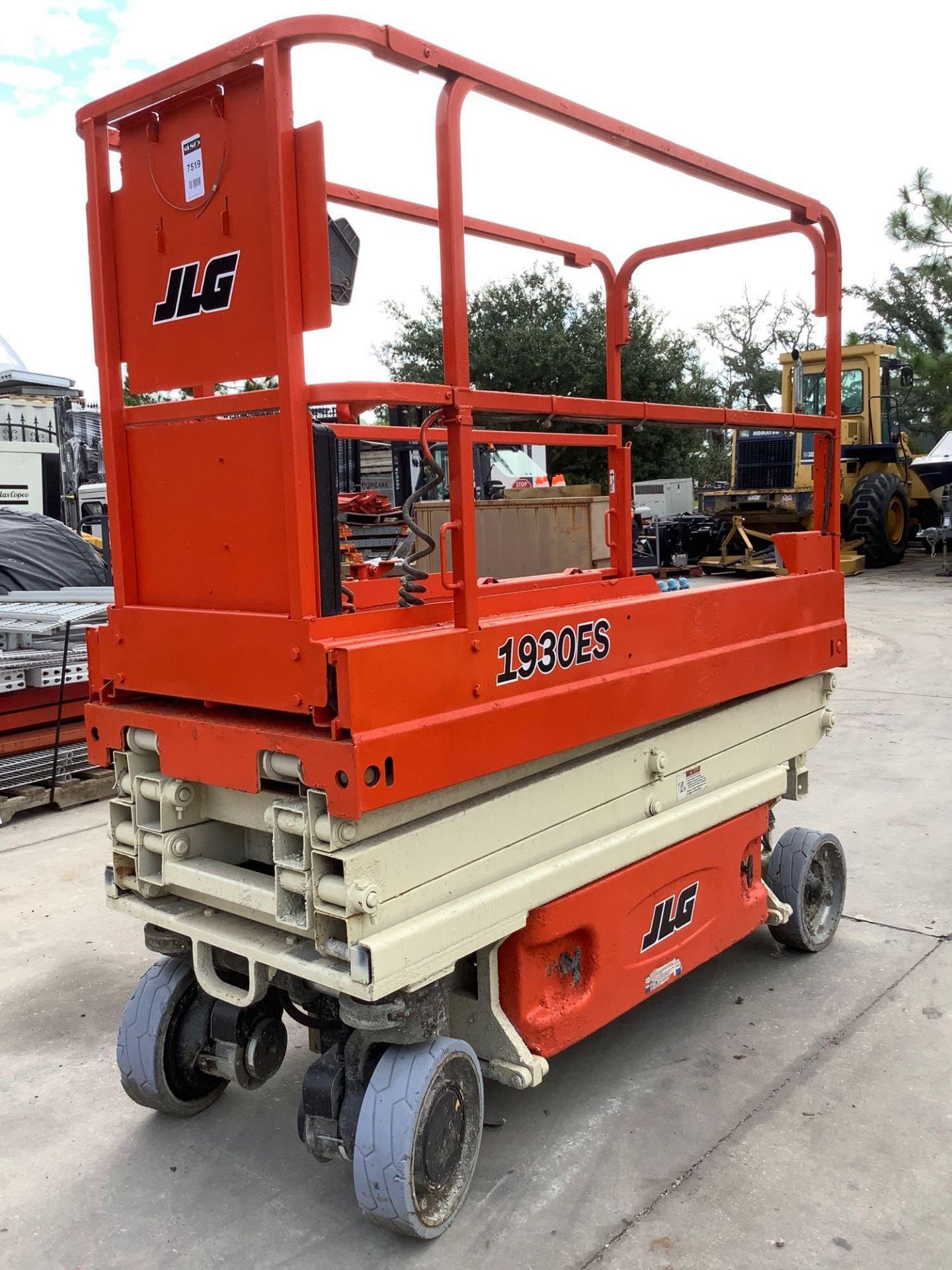 JLG SCISSOR LIFT MODEL 1930ES, ELECTRIC,  APPROX MAX PLATFORM HEIGHT 19FT,  BUILT IN BATTERY CHARGER - Image 5 of 11