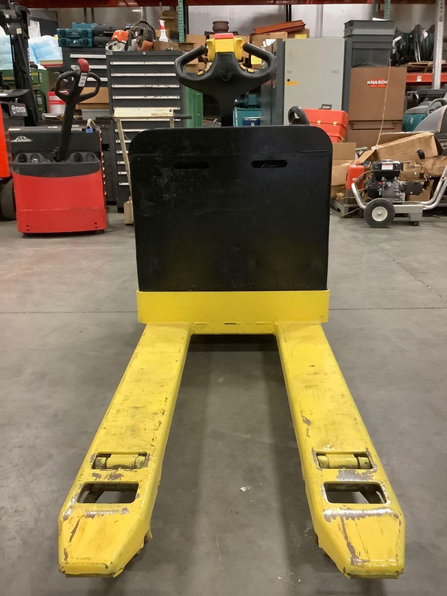 HYSTER PALLET JACK MODEL W40Z, ELECTRIC, APPROX 24 VOLTS, APPROX MAX CAPACITY 4000LBS, RUNS AND OPER - Image 4 of 10