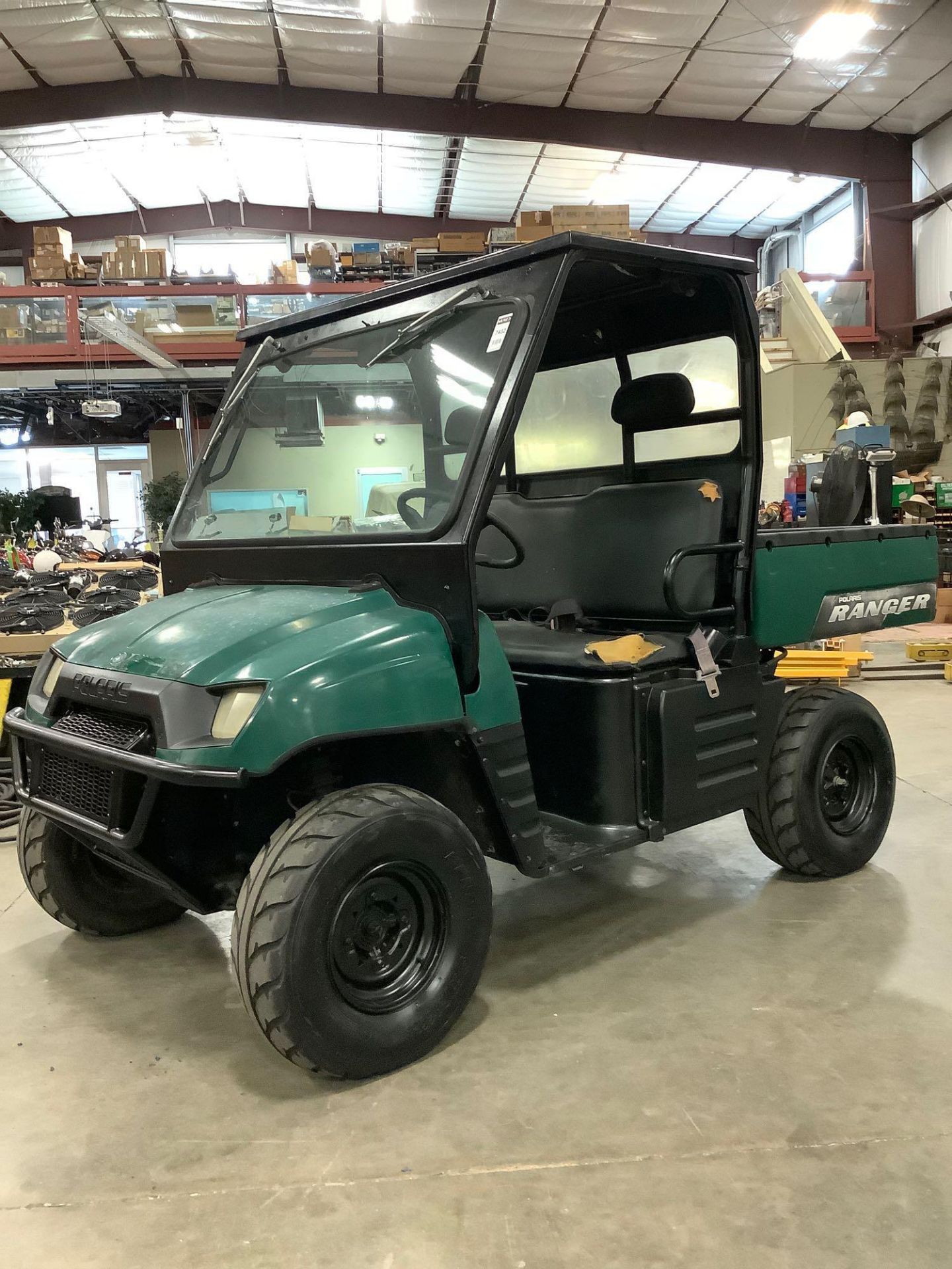 POLARIS RANGER 4x4, GAS POWERED, AWD, HITCH ON BACK, MANUAL DUMP BED, WINDSHIELD WIPER, RUNS AND OPE