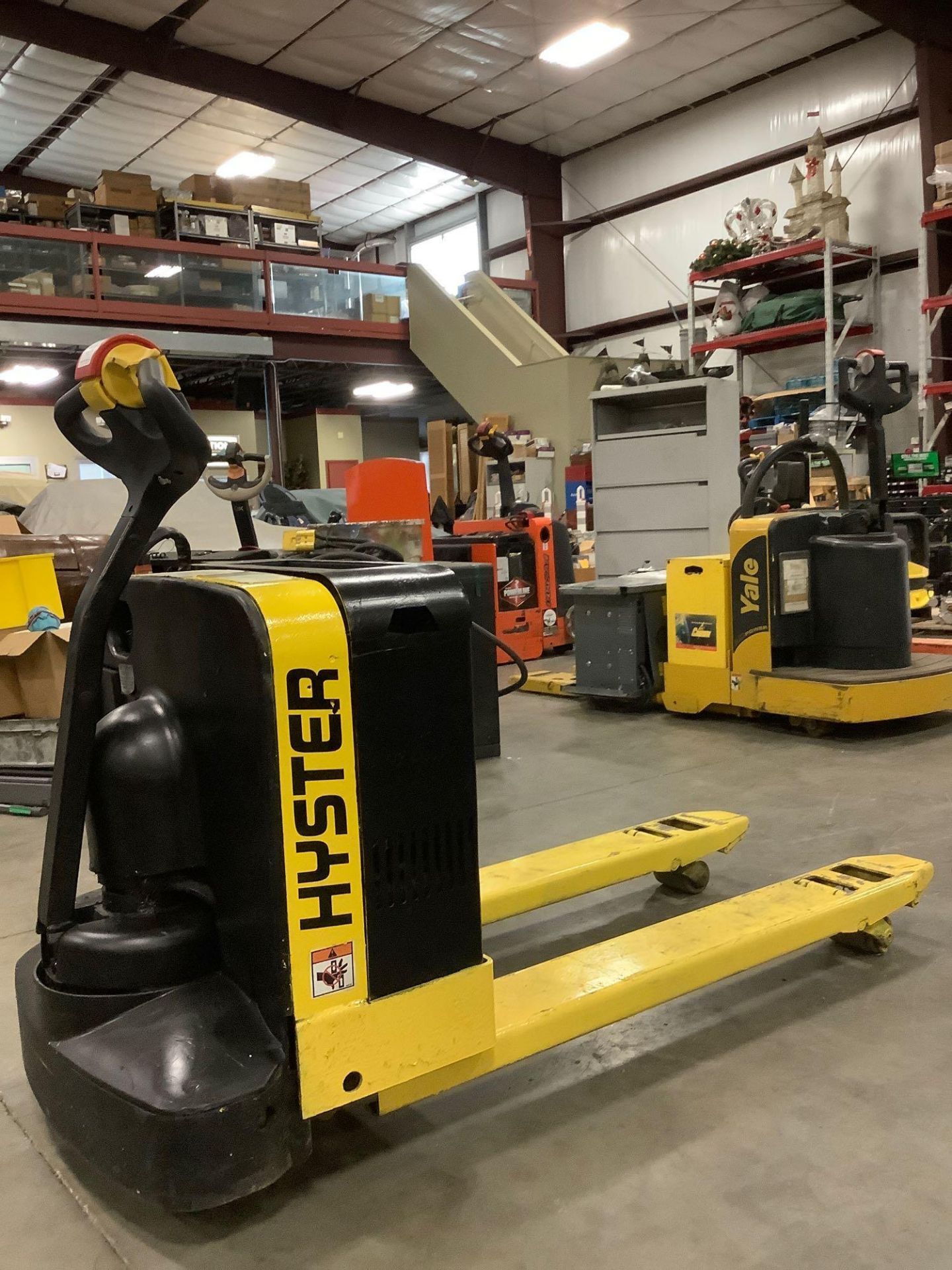 HYSTER PALLET JACK MODEL W40Z, ELECTRIC, APPROX 24 VOLTS, APPROX MAX CAPACITY 4000LBS, RUNS AND OPER - Image 7 of 10