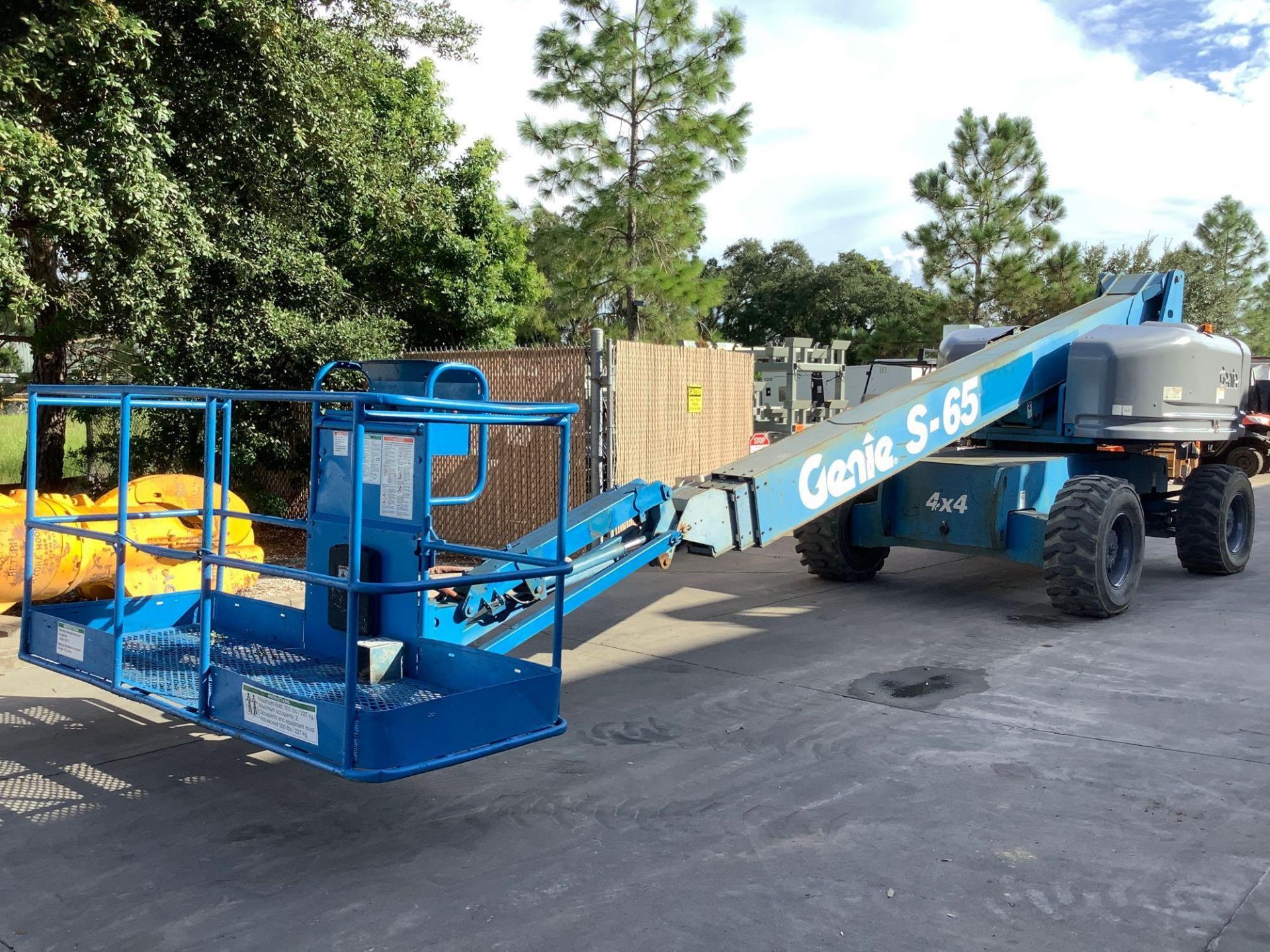 GENIE ARTICULATING BOOM LIFT MODEL S65, APPROX MAX PLATFORM HEIGHT 65FT, APPROX MAX PLATFORM REACH 5 - Image 3 of 15